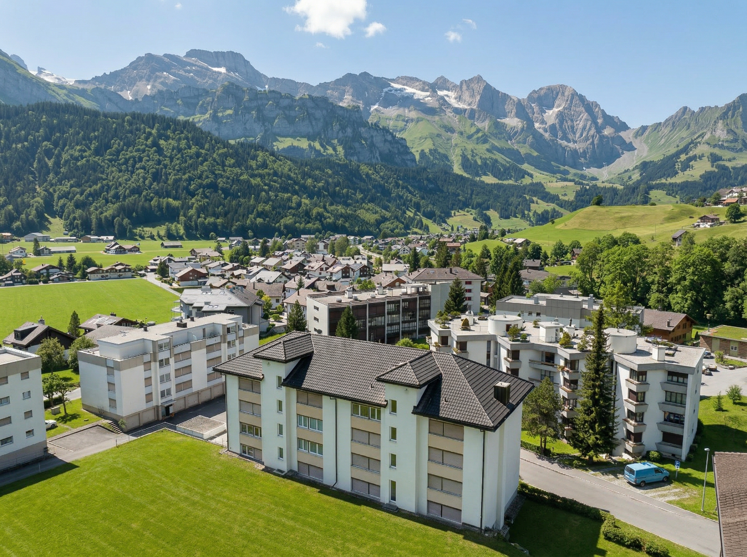 Alpine Wohnanlage mit Bergpanorama