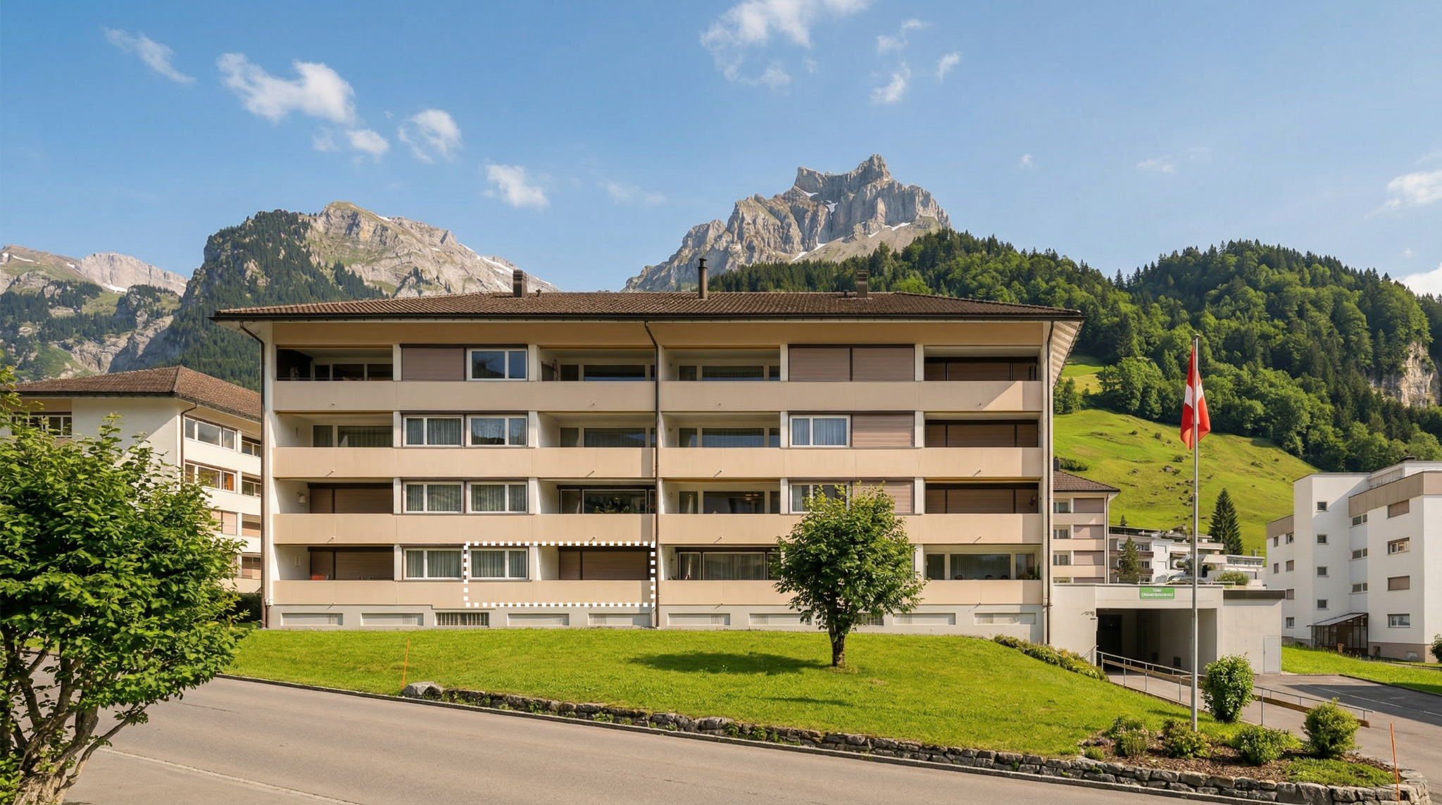Mehrfamilienhaus in alpiner Landschaft
