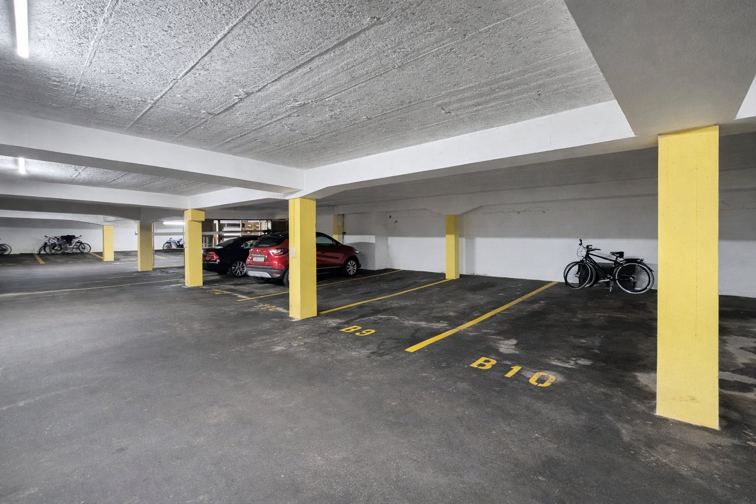 Tiefgarage mit Stellplätzen