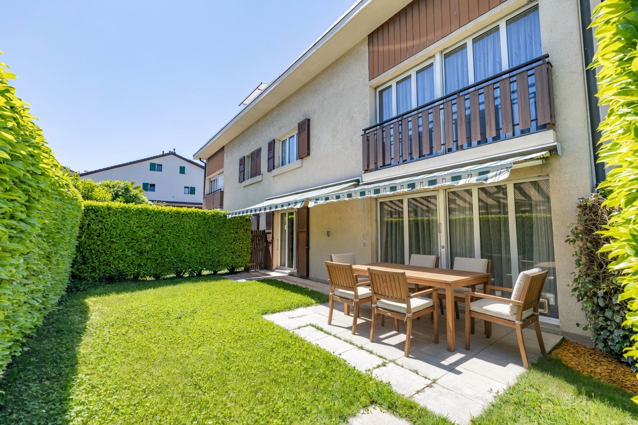 Garten mit Terrasse und Wohnhausfassade