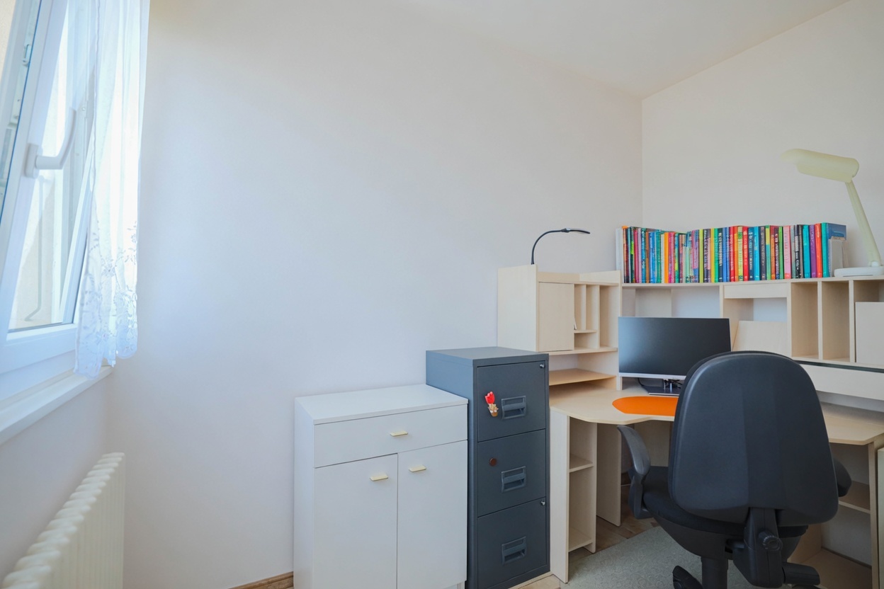 Arbeitszimmer mit Schreibtisch und Fenster