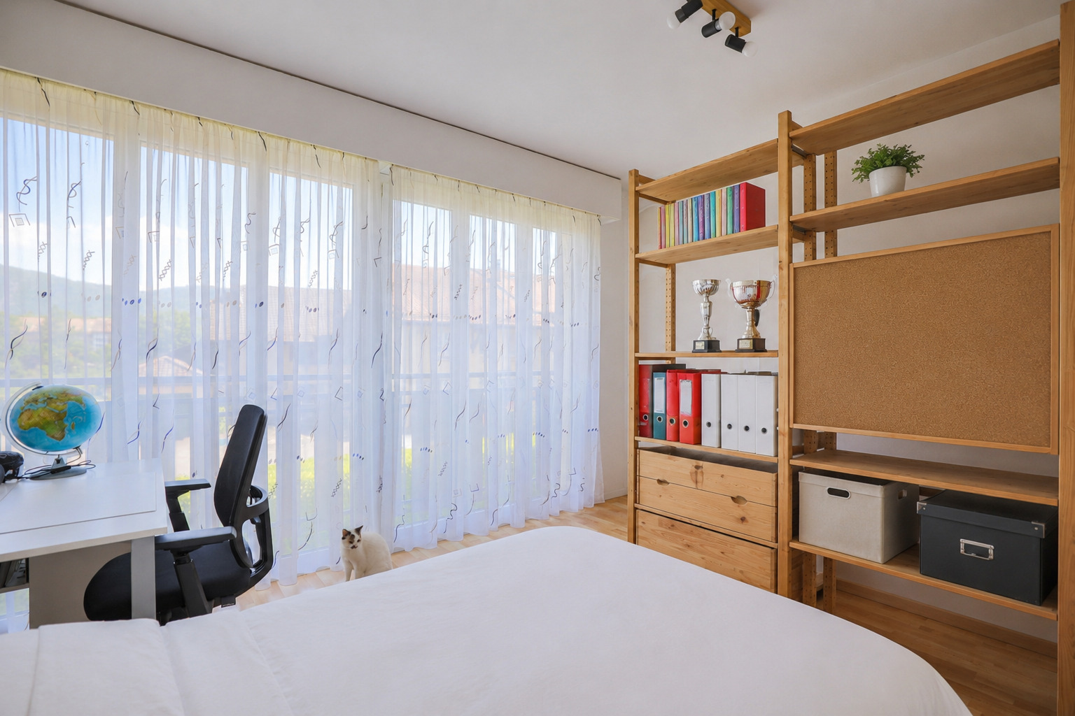 Helles Schlafzimmer mit Arbeitsplatz und Regalsystem