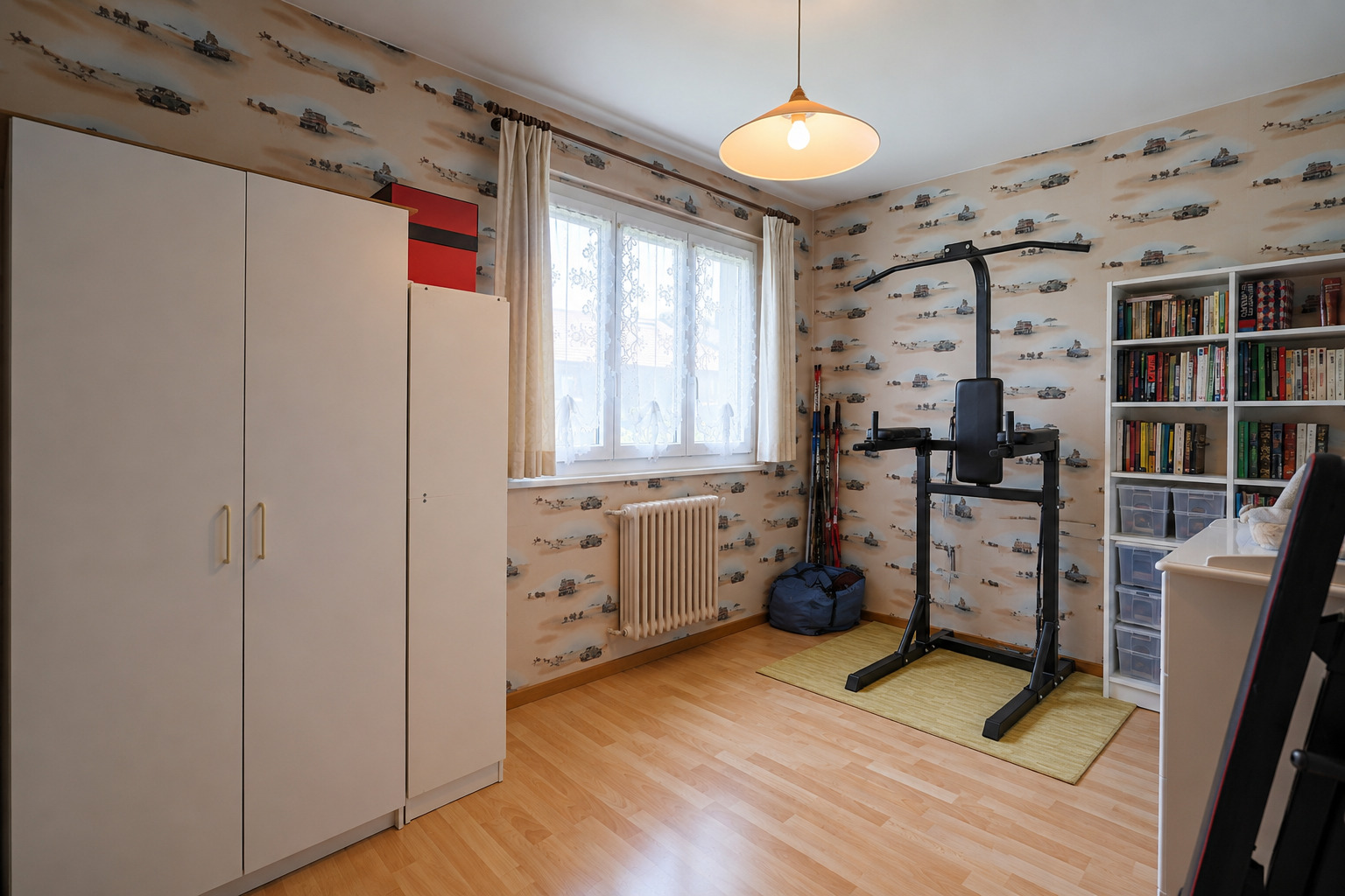 Fitnesszimmer mit Kleiderschrank und Bücherregal
