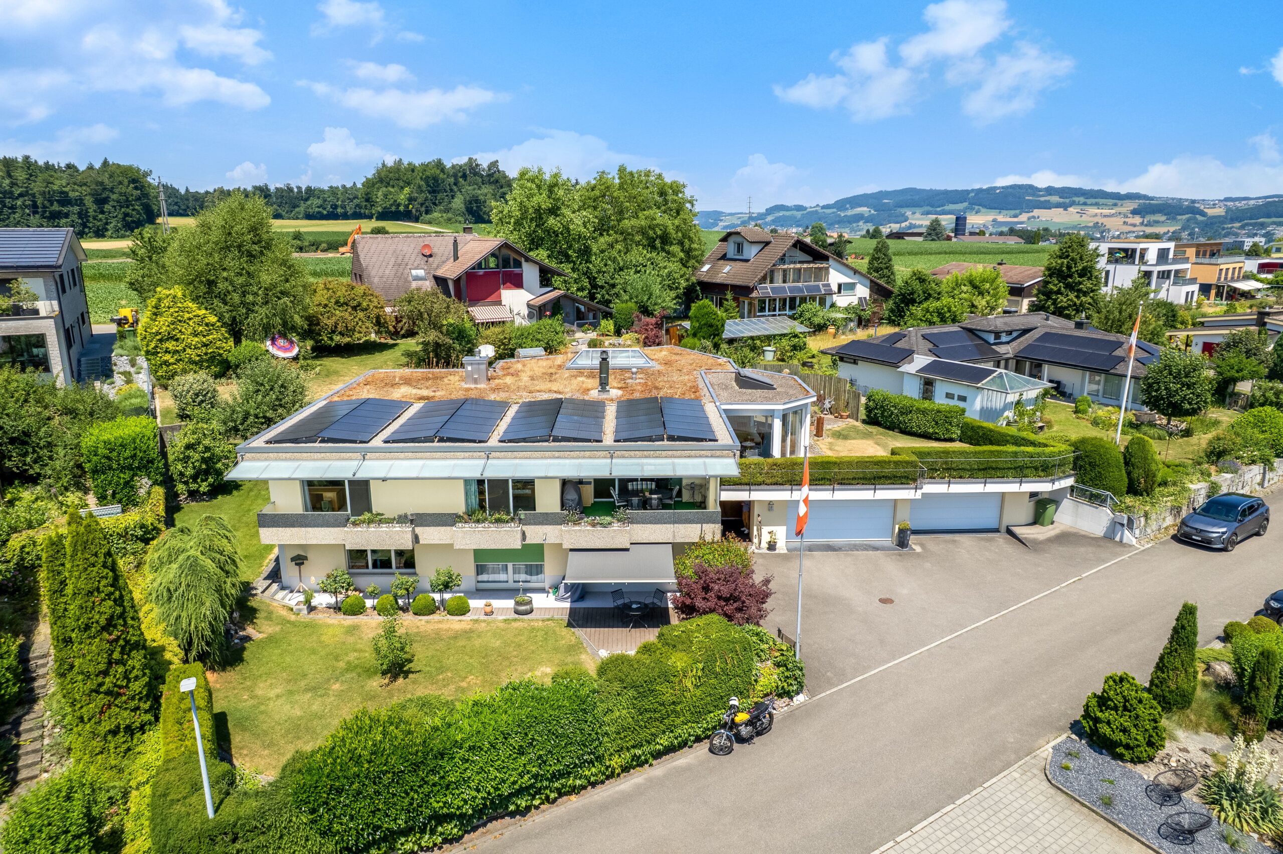 Luftaufnahme eines Wohnhauses mit Solarmodulen