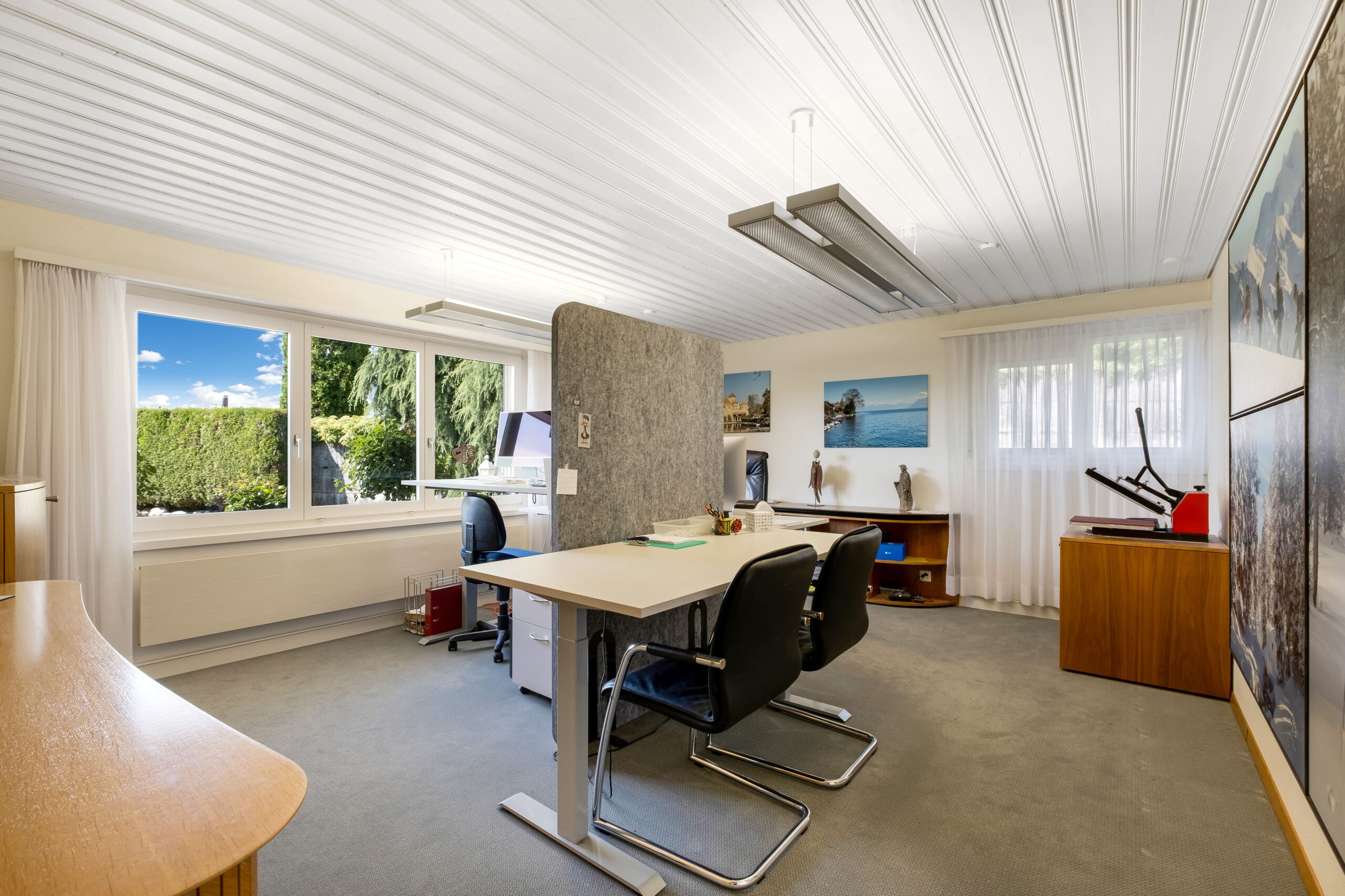 Helles Büro mit Gartenblick
