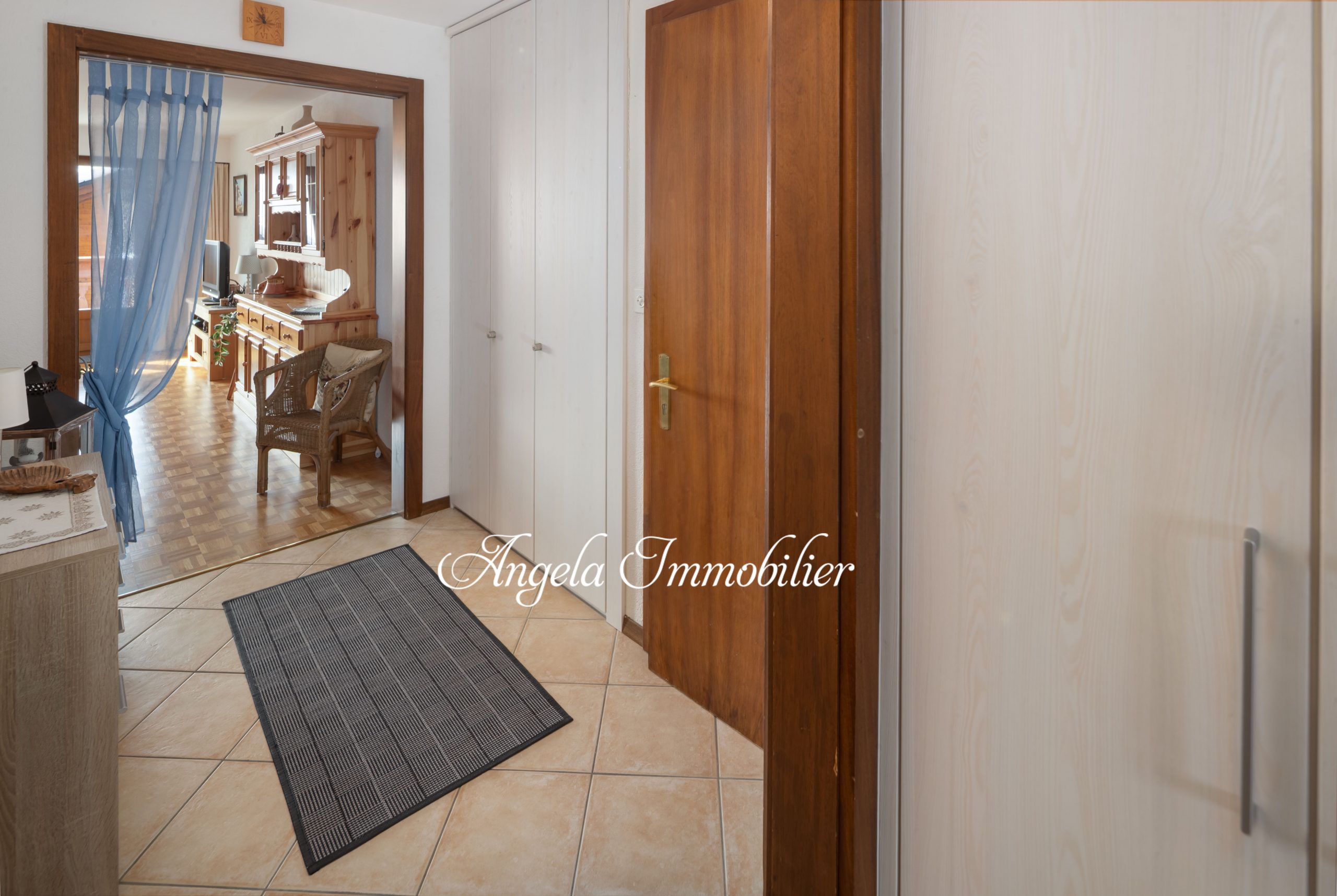 Flur mit Blick ins Wohn-/Esszimmer