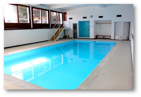 Innenpool in hellem Poolraum