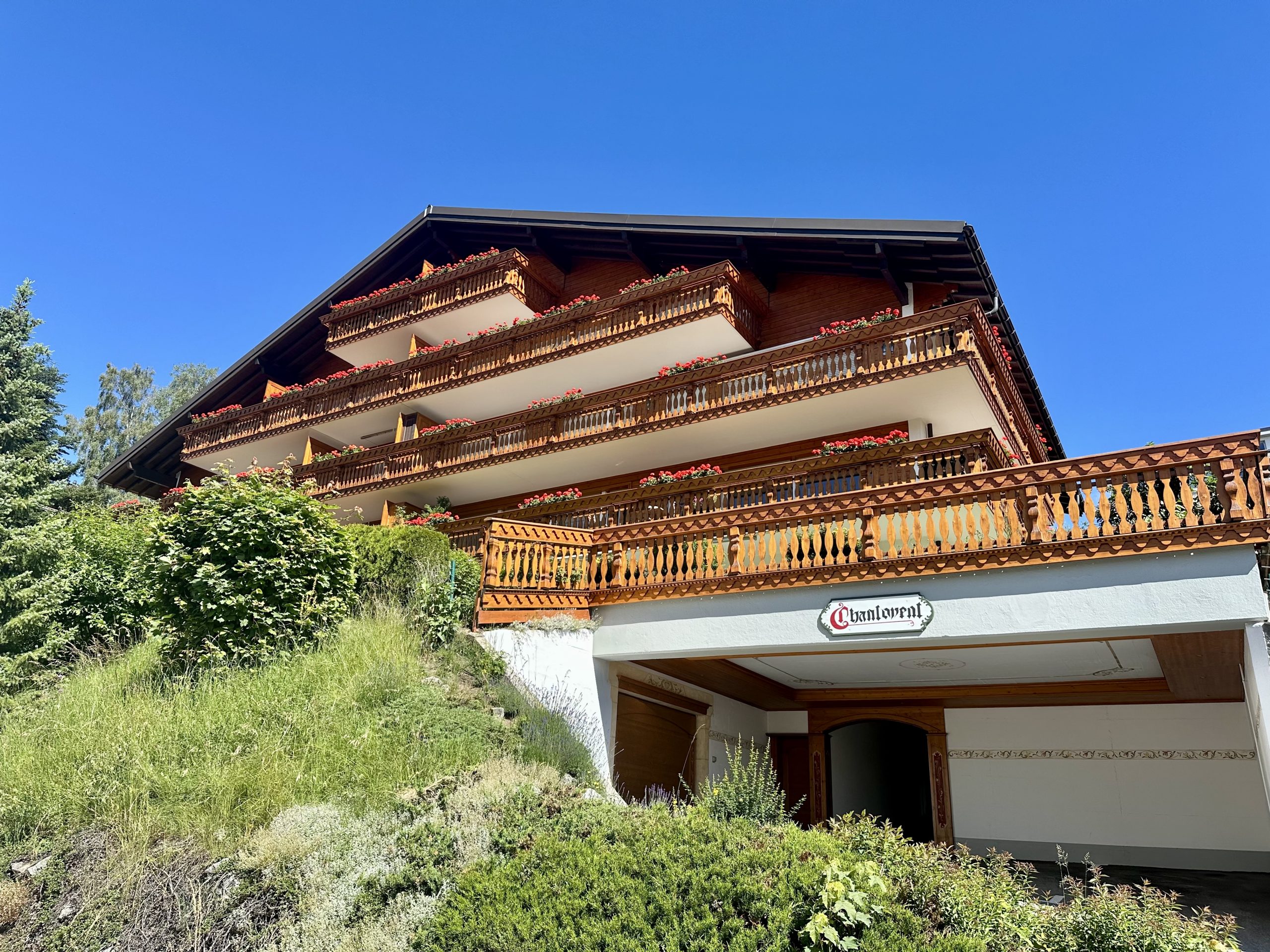 Alpenchalet mit großzügigen Balkonen