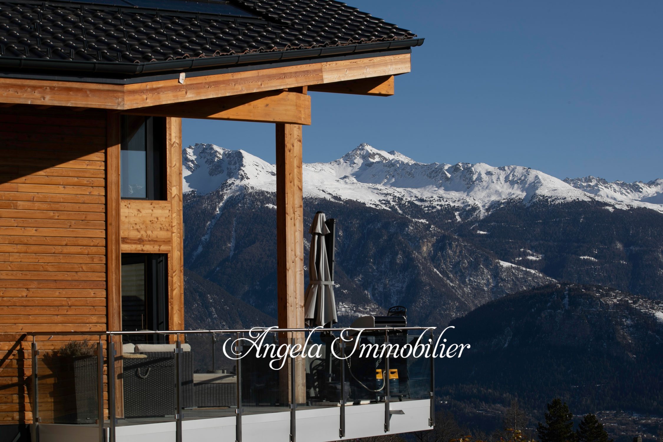 Alpenchalet mit Bergblick