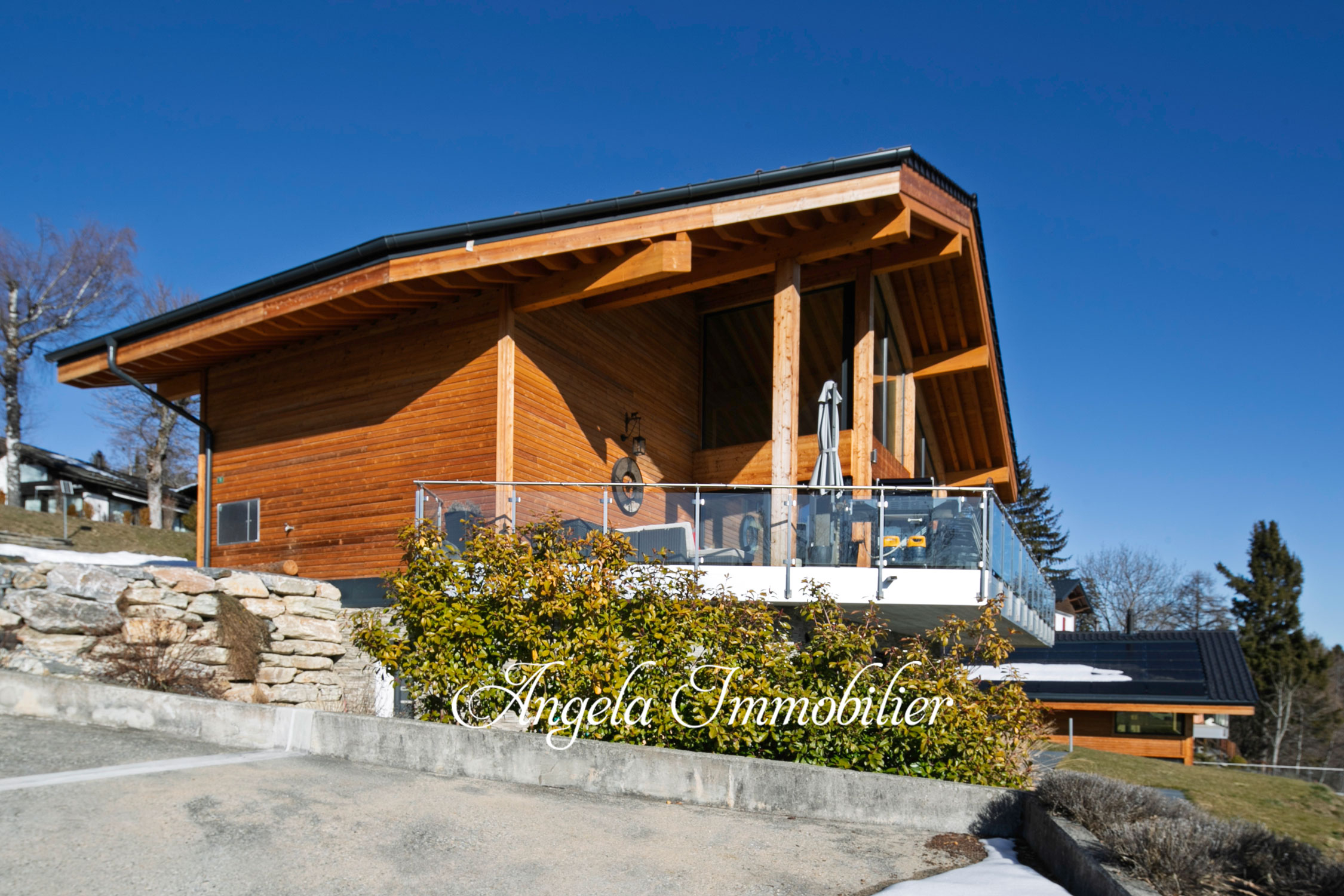 Moderne Holzvilla mit großer Terrasse