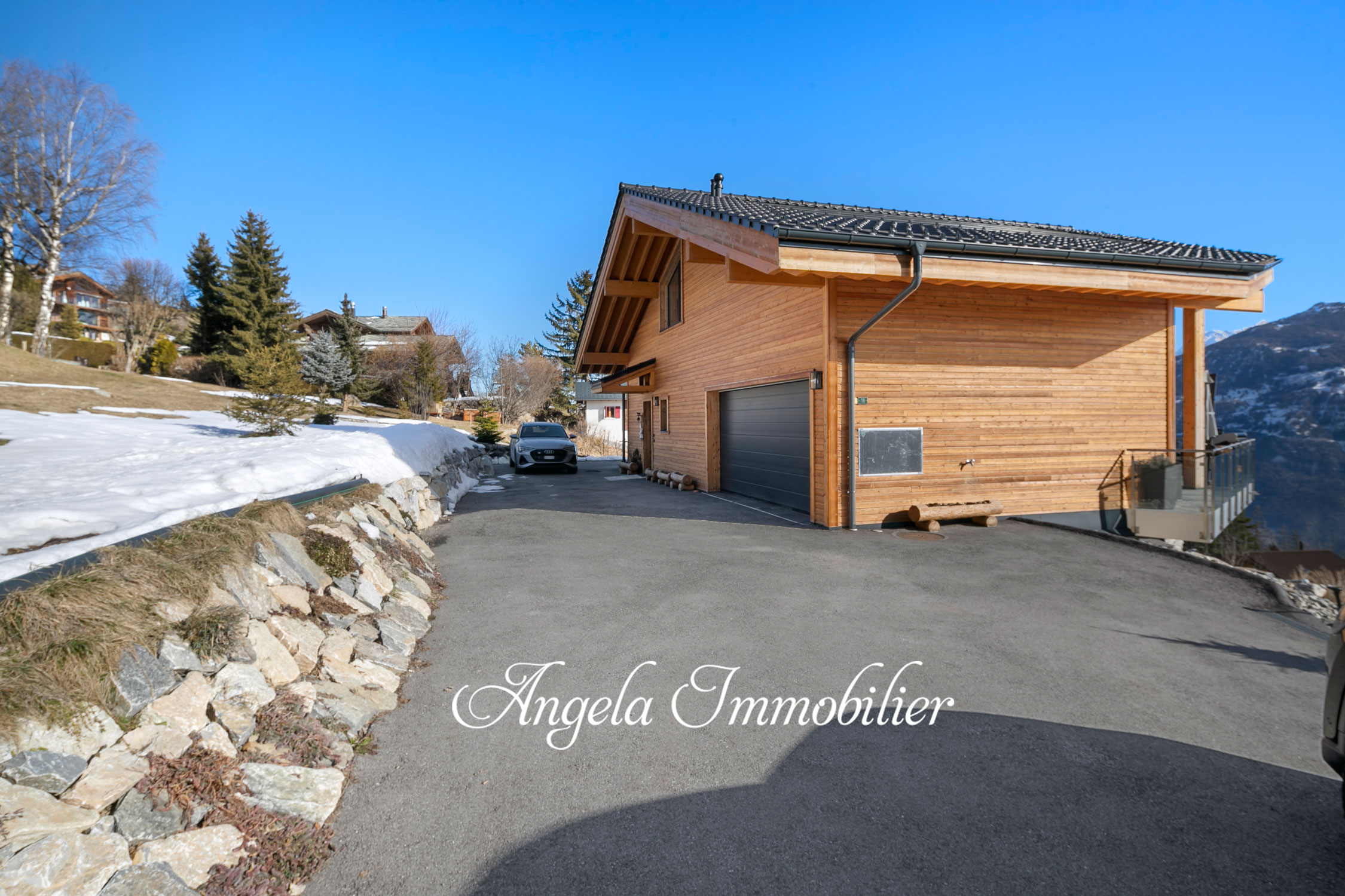 Holzhaus in alpiner Hanglage