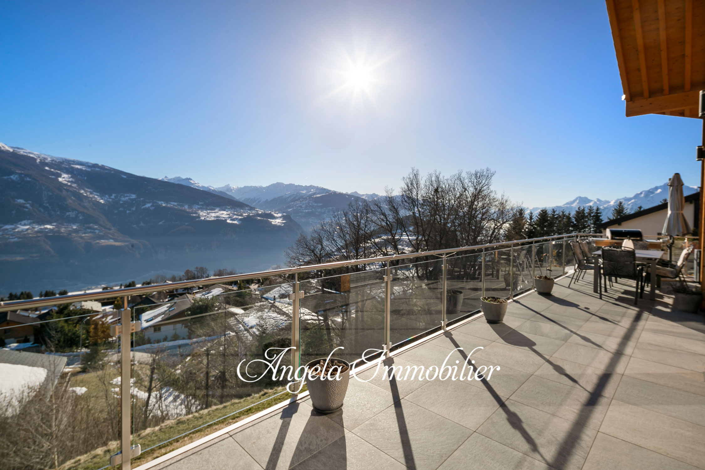 Sonnige Terrasse mit Bergpanorama