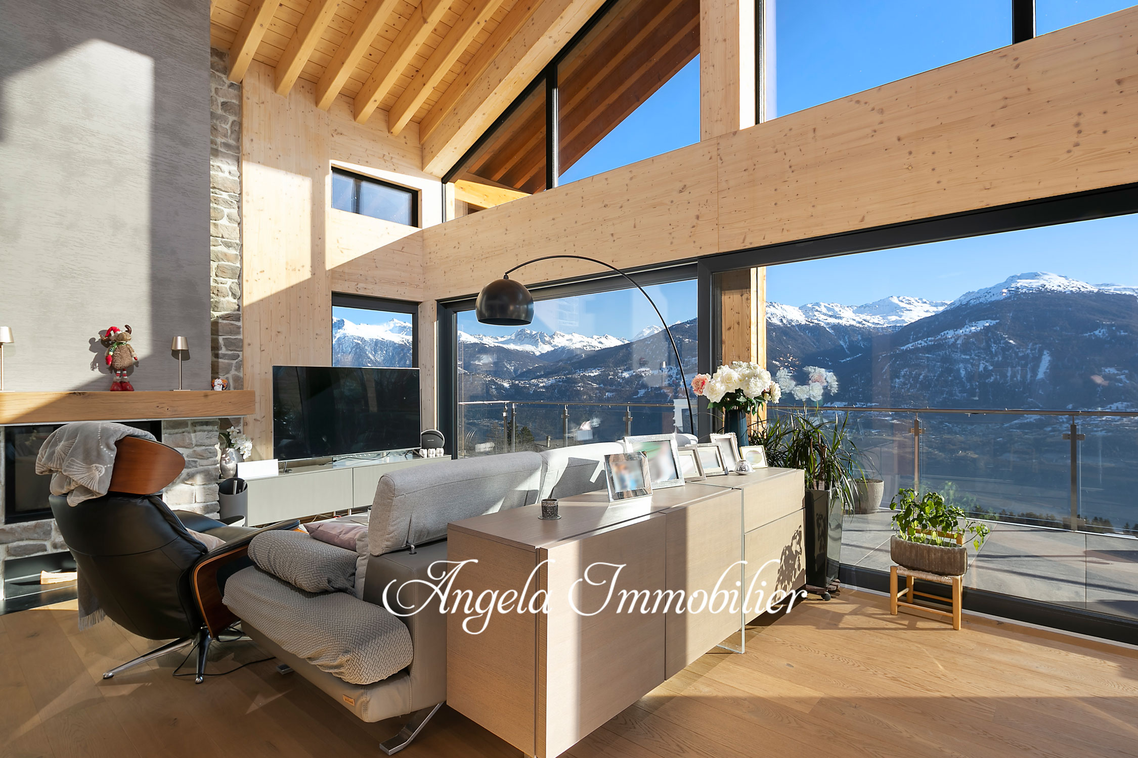 Modernes Wohnzimmer mit Panoramablick auf die Berge
