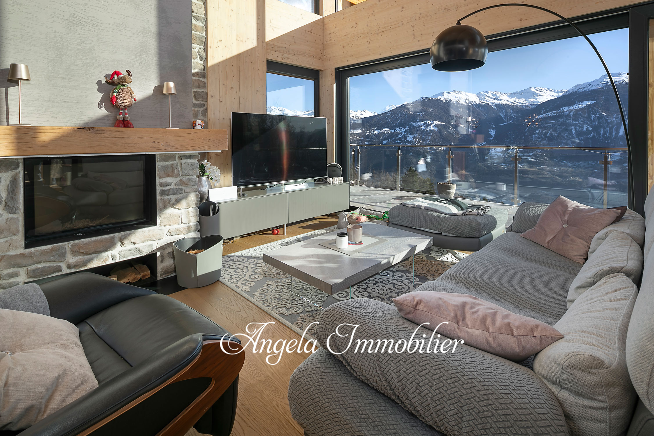 Helles alpines Wohnzimmer mit Panoramablick
