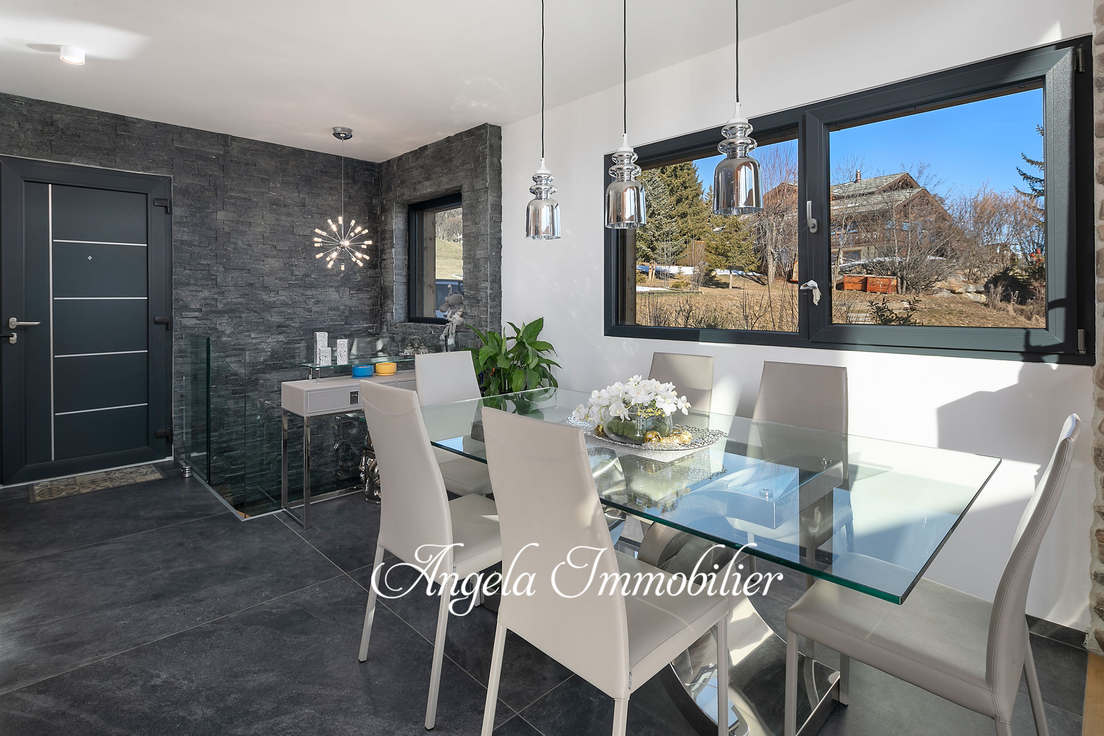 Modernes Esszimmer mit Glasstisch