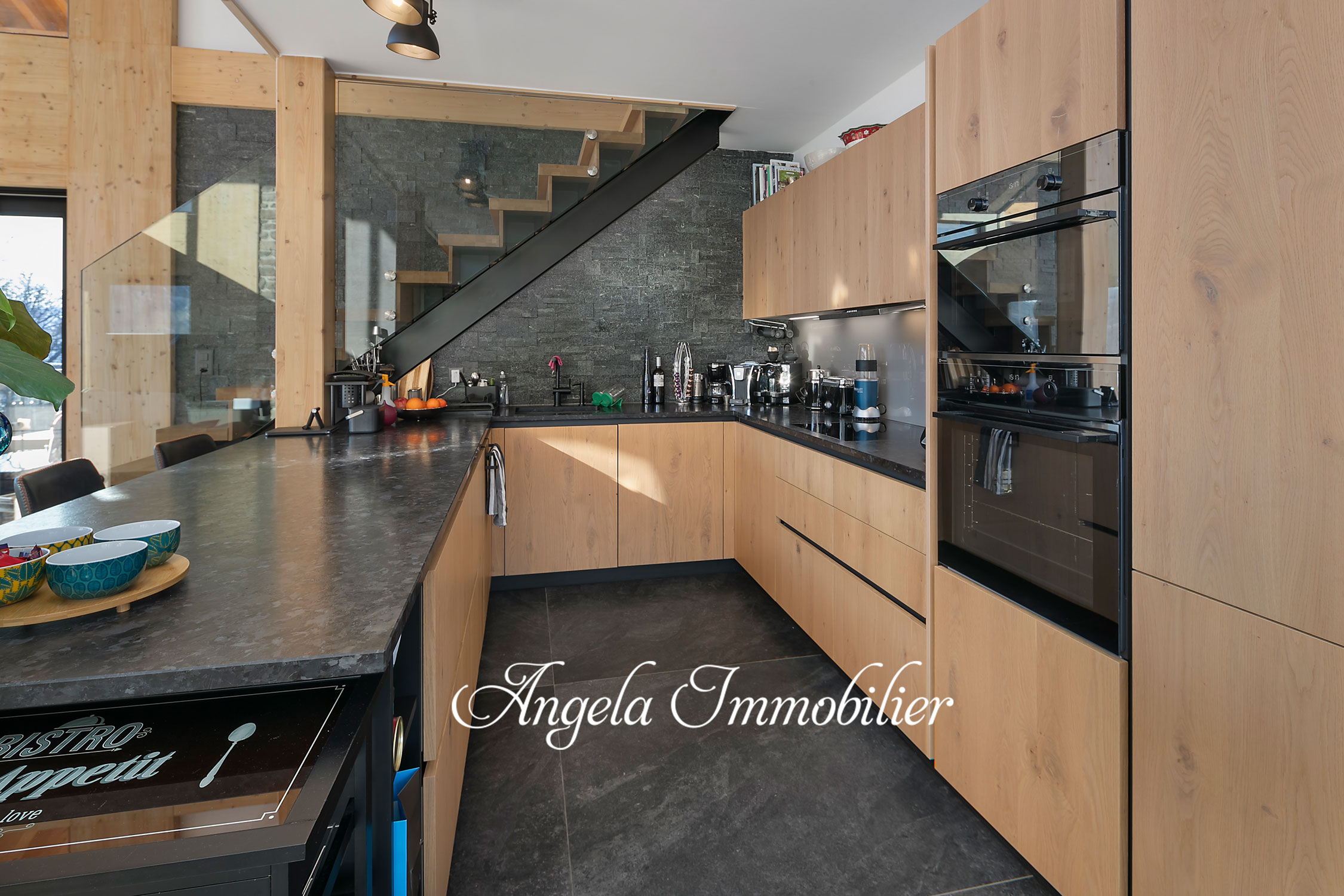 Moderne Einbauküche mit Holzfronten