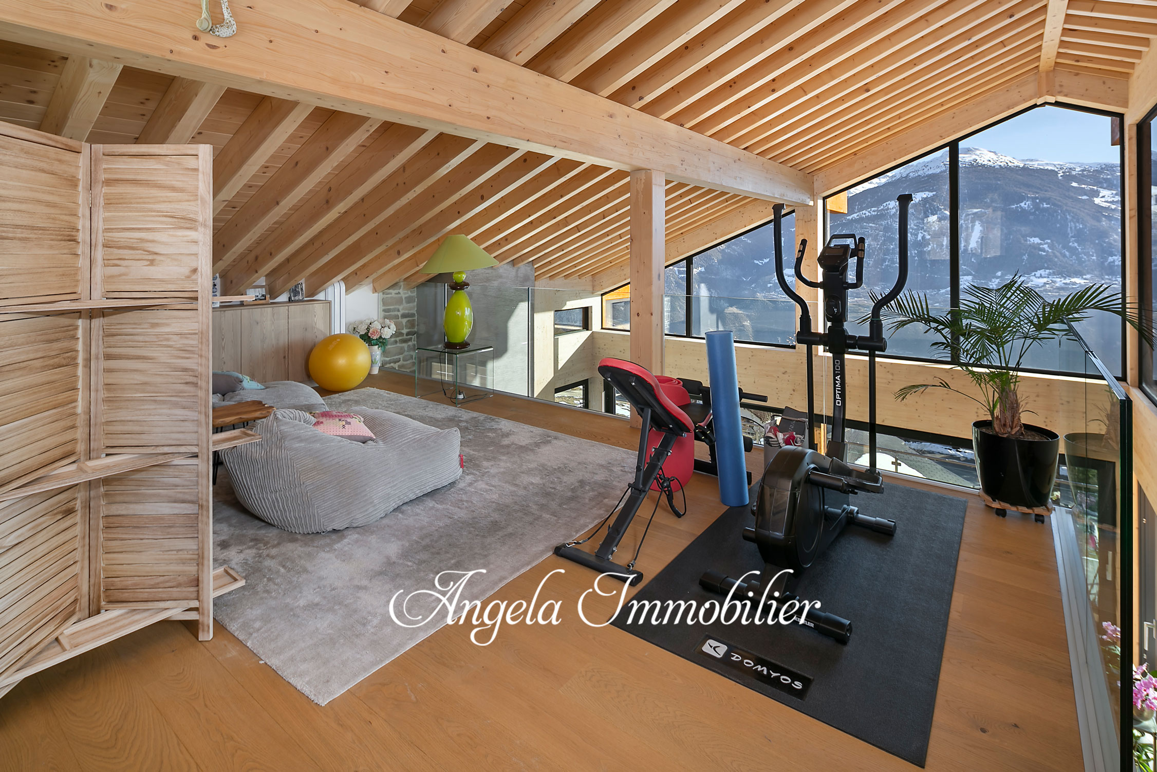 Dachgeschoss mit Fitness- und Lounge-Bereich