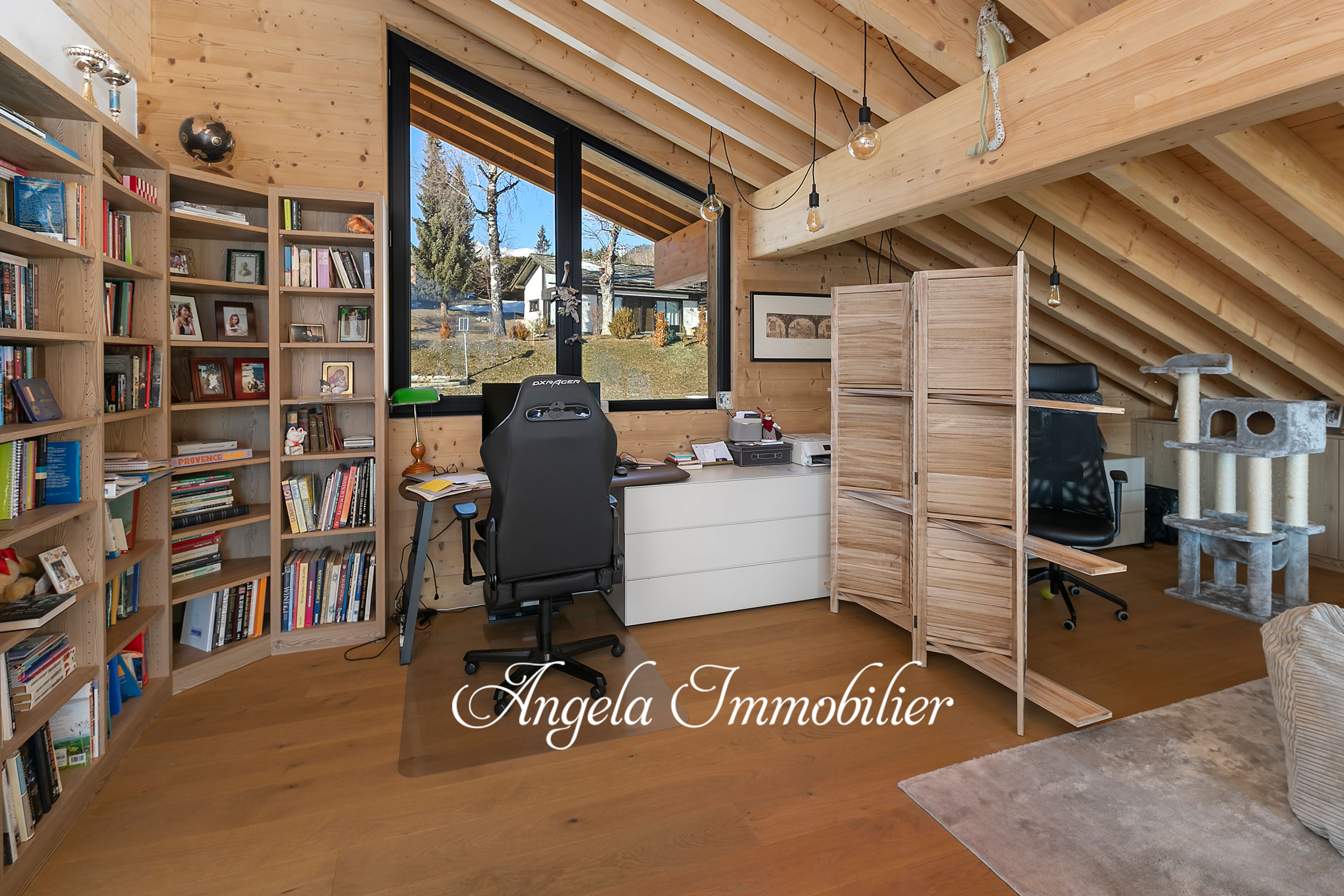 Ausgebauter Dachgeschoss-Arbeitsraum