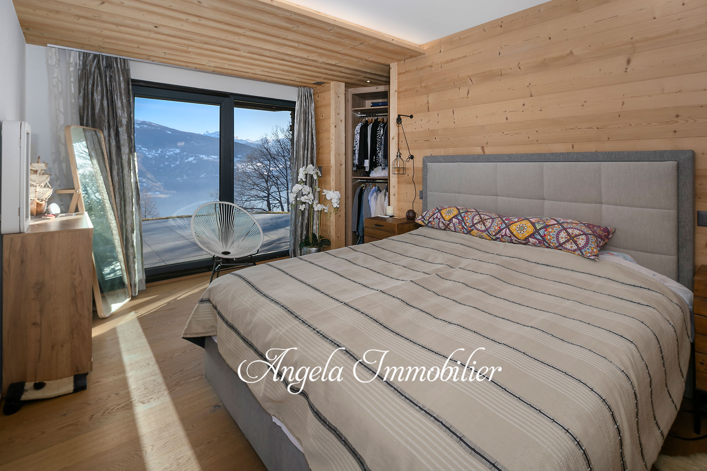 Gemütliches Schlafzimmer mit Bergblick