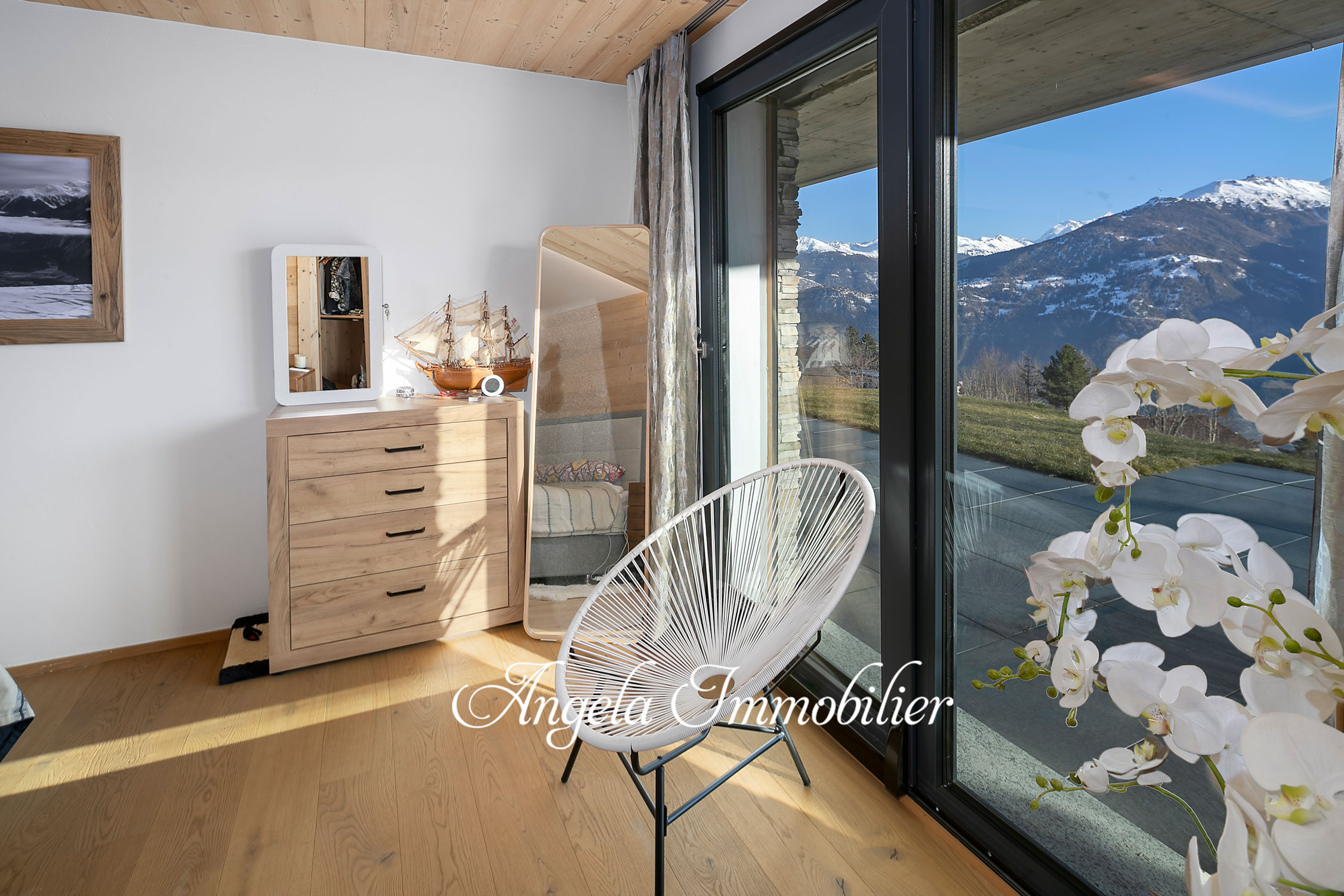 Helles Schlafzimmer mit Bergblick