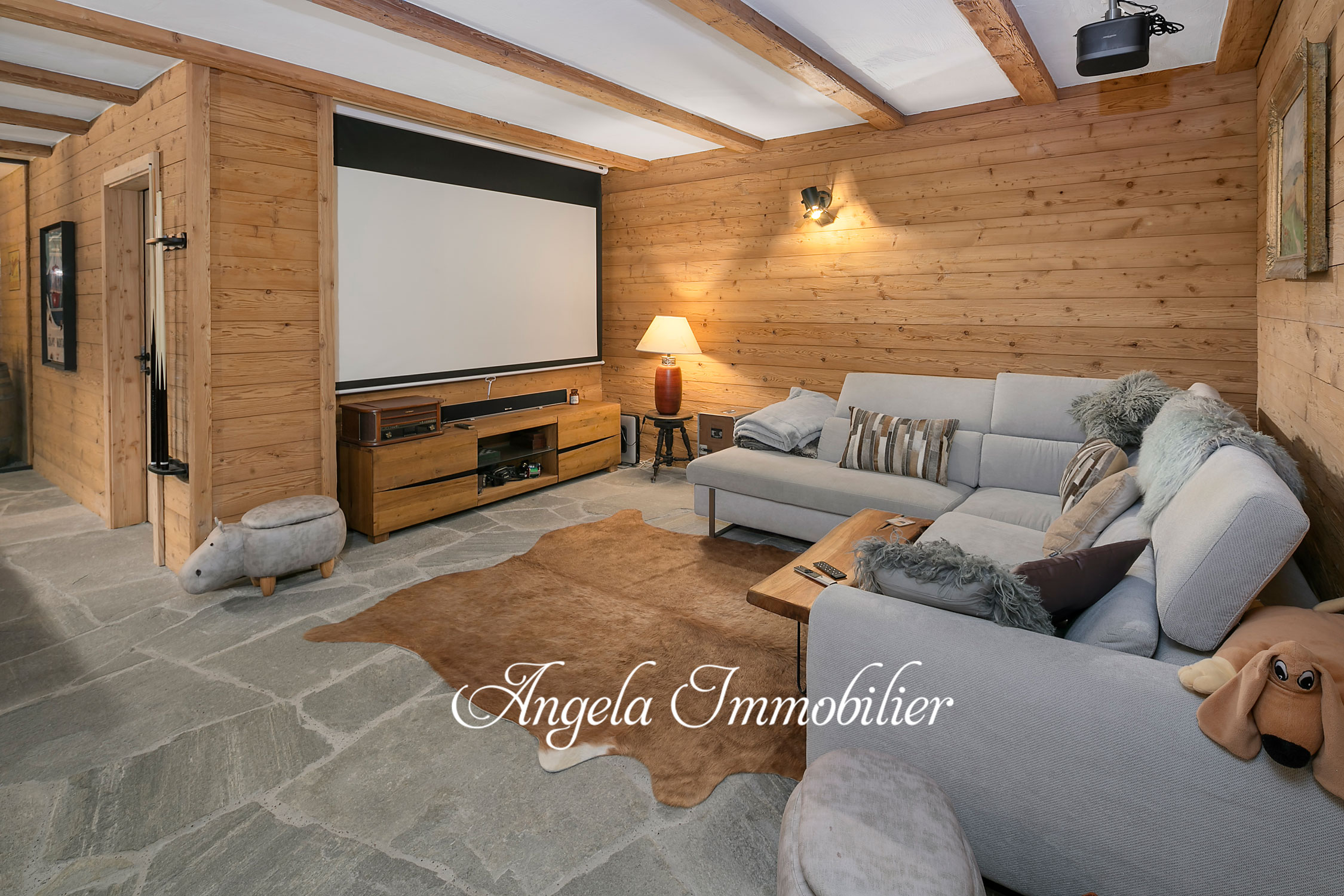 Gemütliches Wohnkino mit Holzausbau