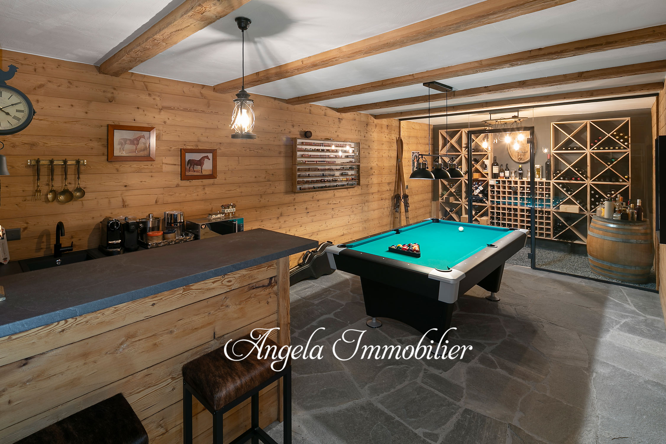 Rustikaler Hobby- und Barraum mit Billardtisch