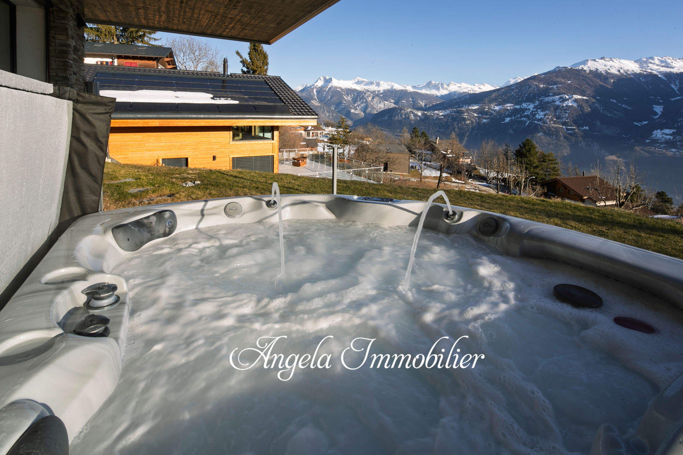 Außen-Whirlpool mit Bergblick