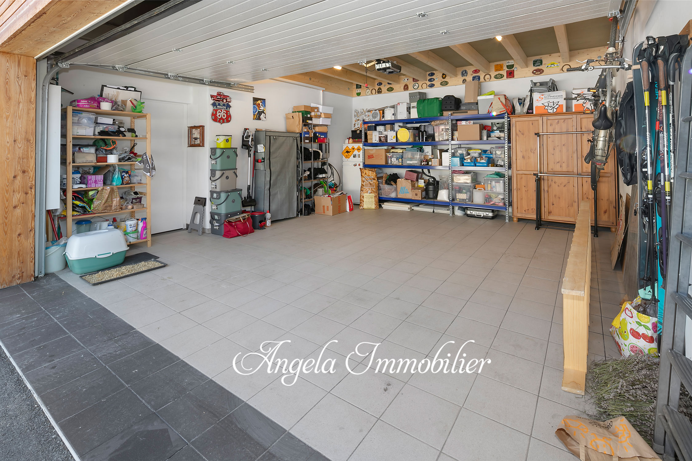 Große Garage mit Stauraum