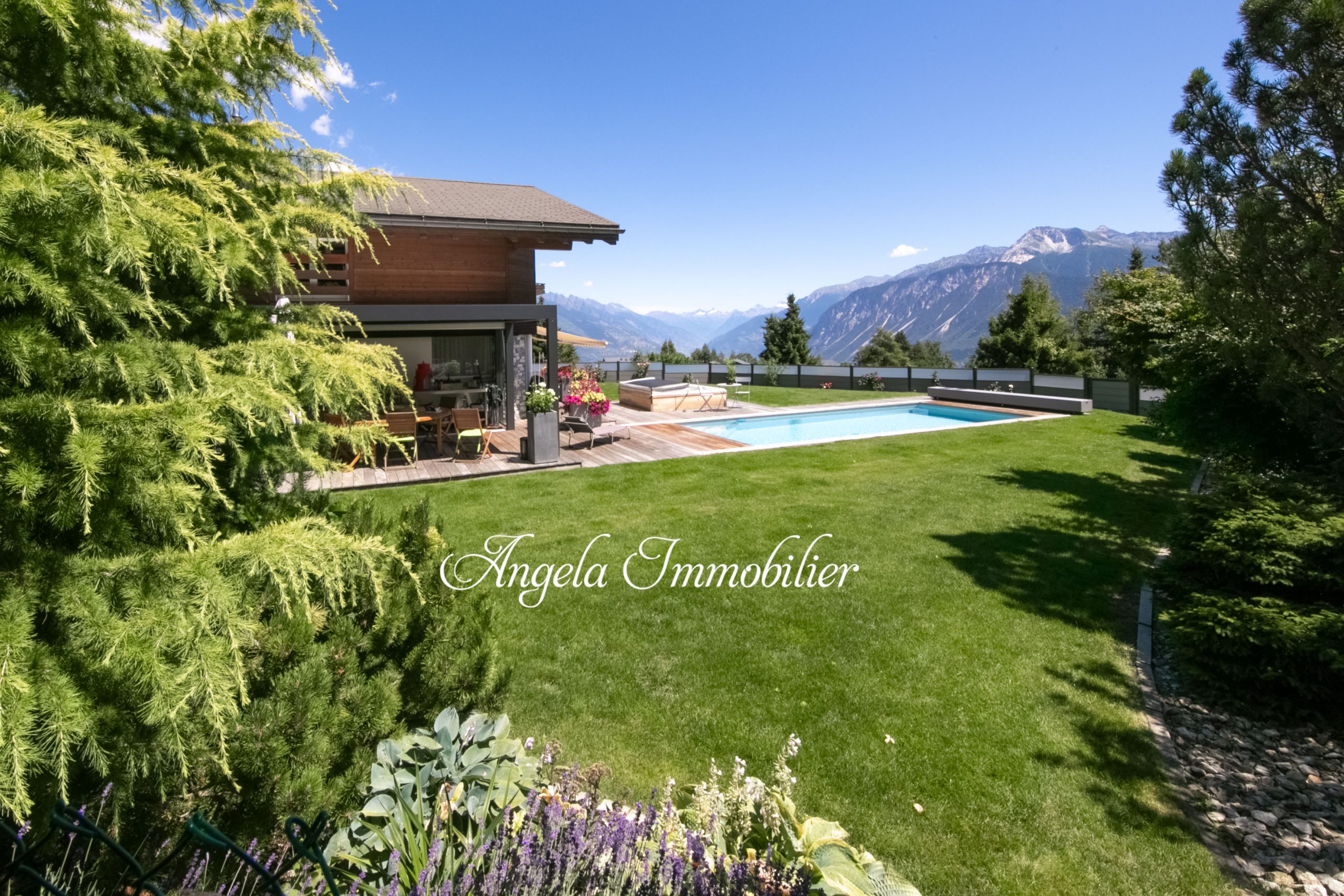 Luxuriöser Garten mit Pool und Bergblick