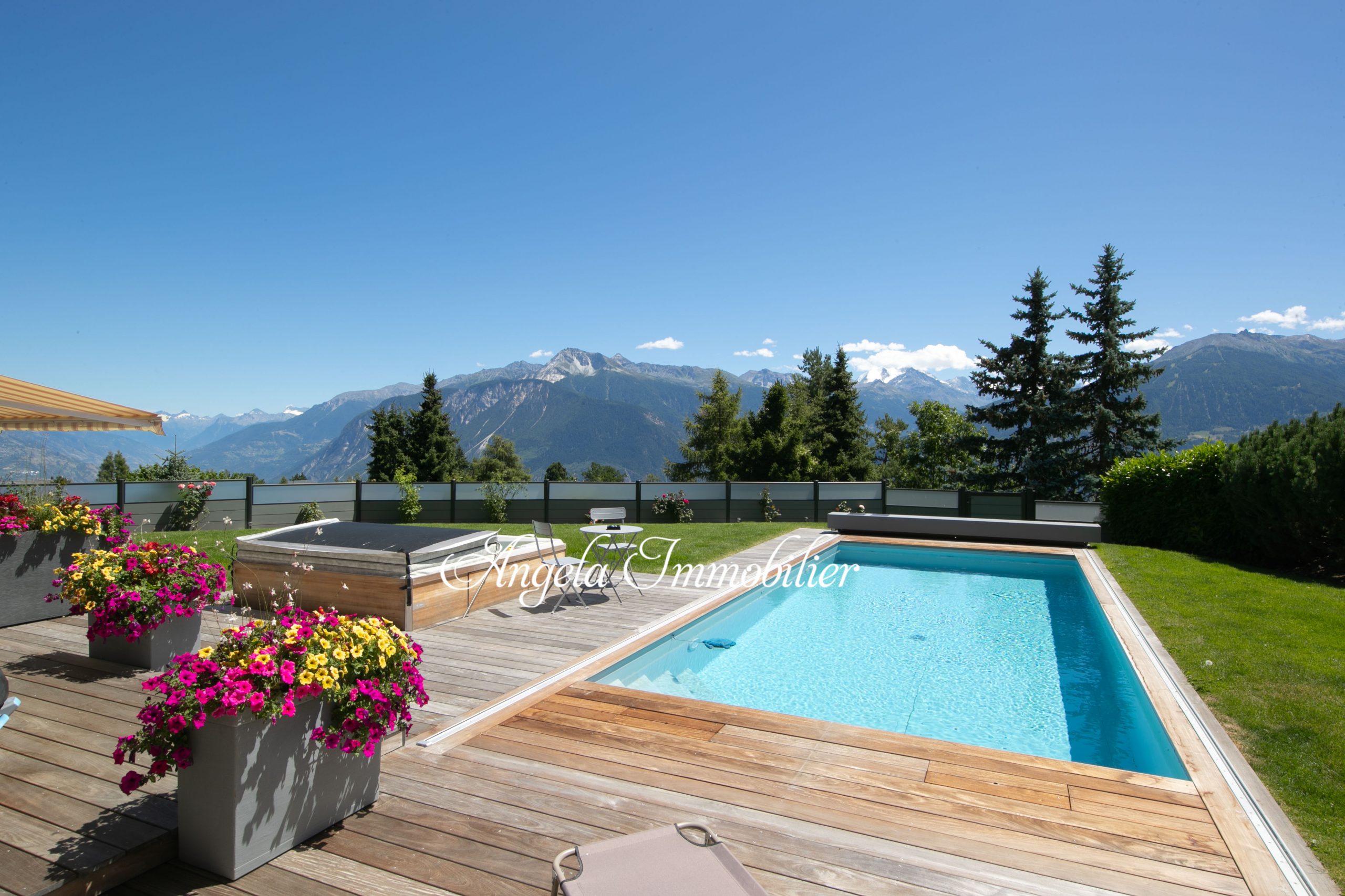 Außenbereich mit Pool und Bergblick