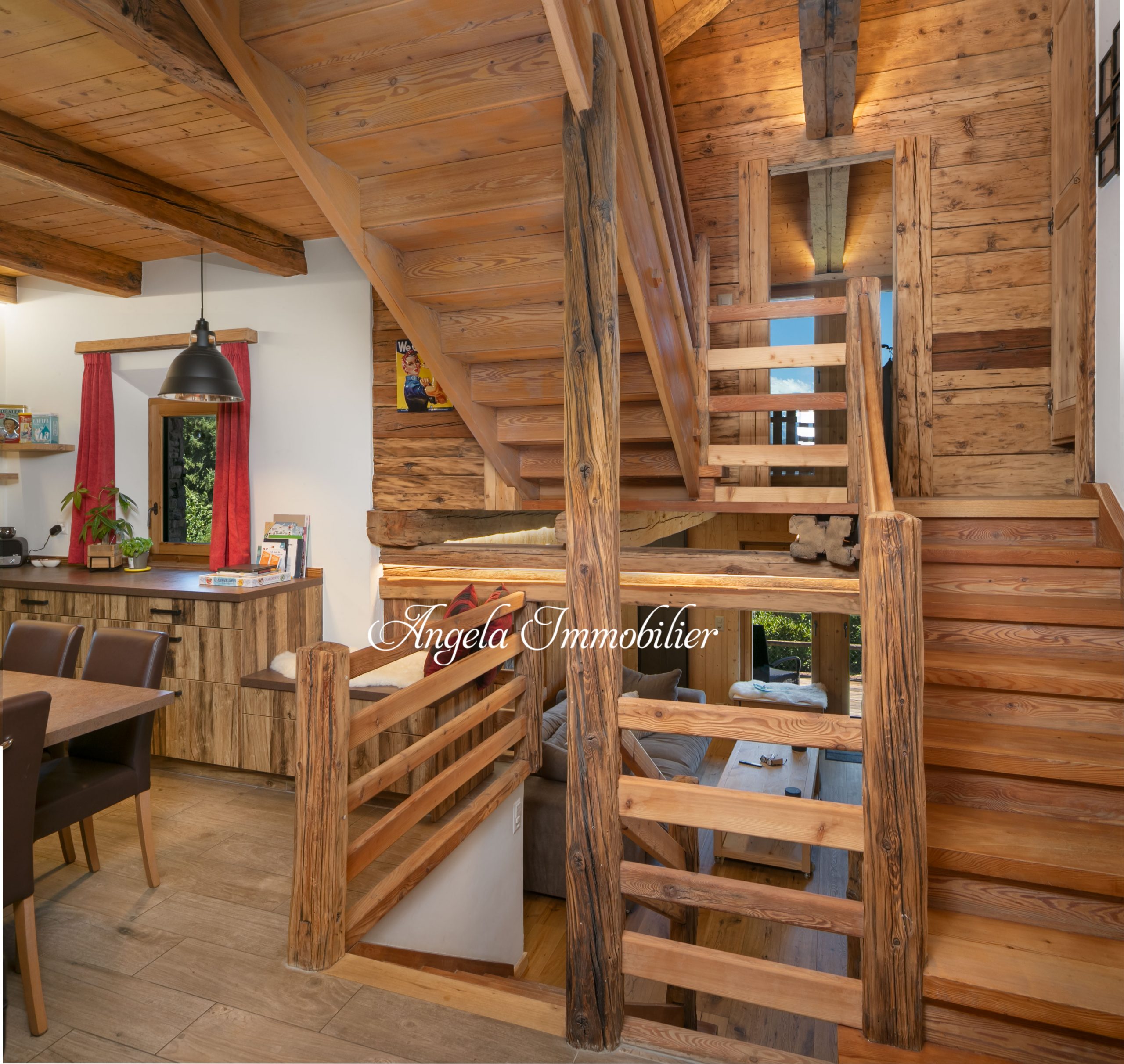 Rustikale Holztreppe im offenen Wohnbereich
