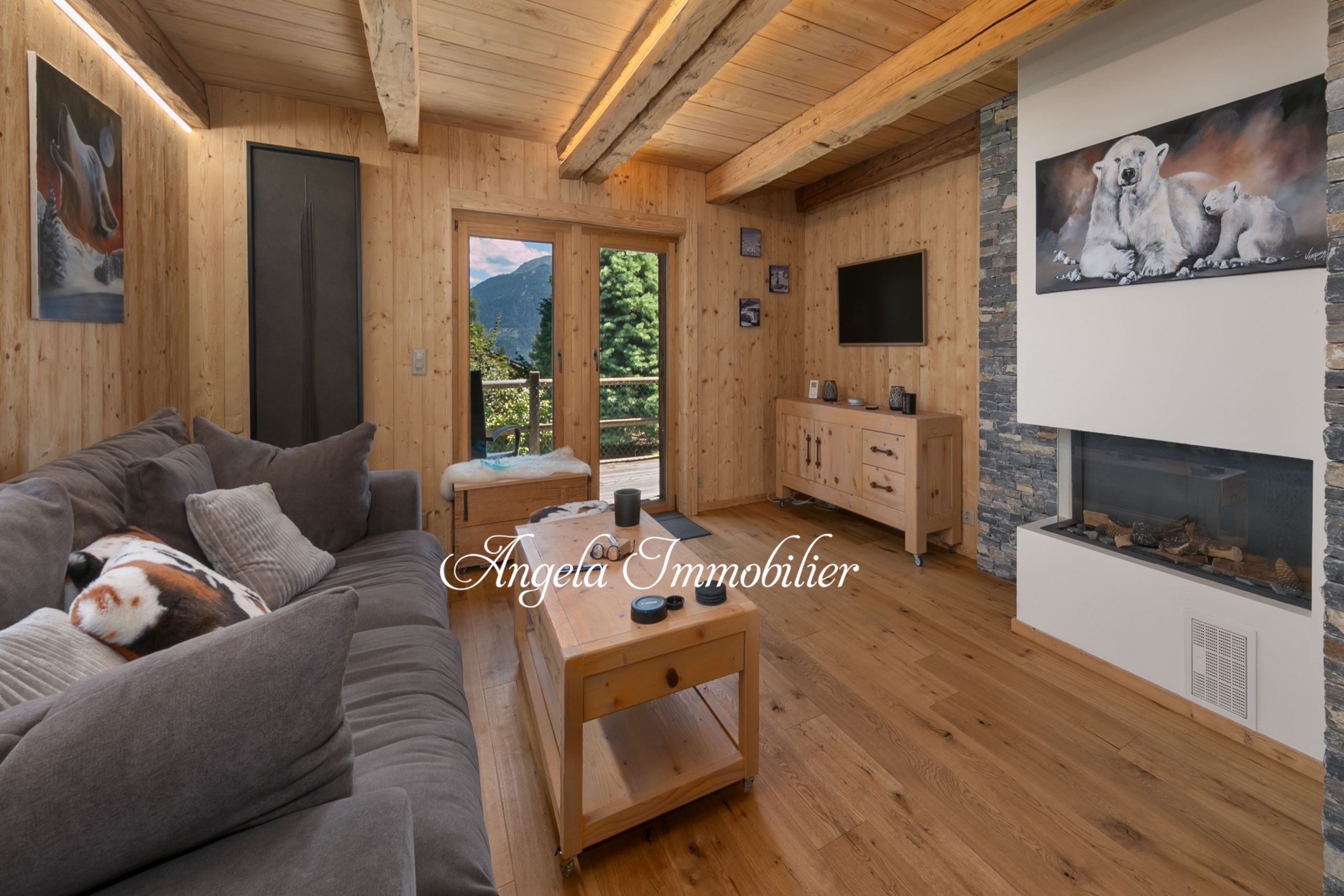 Gemütliches alpines Wohnzimmer mit Kamin und Bergblick