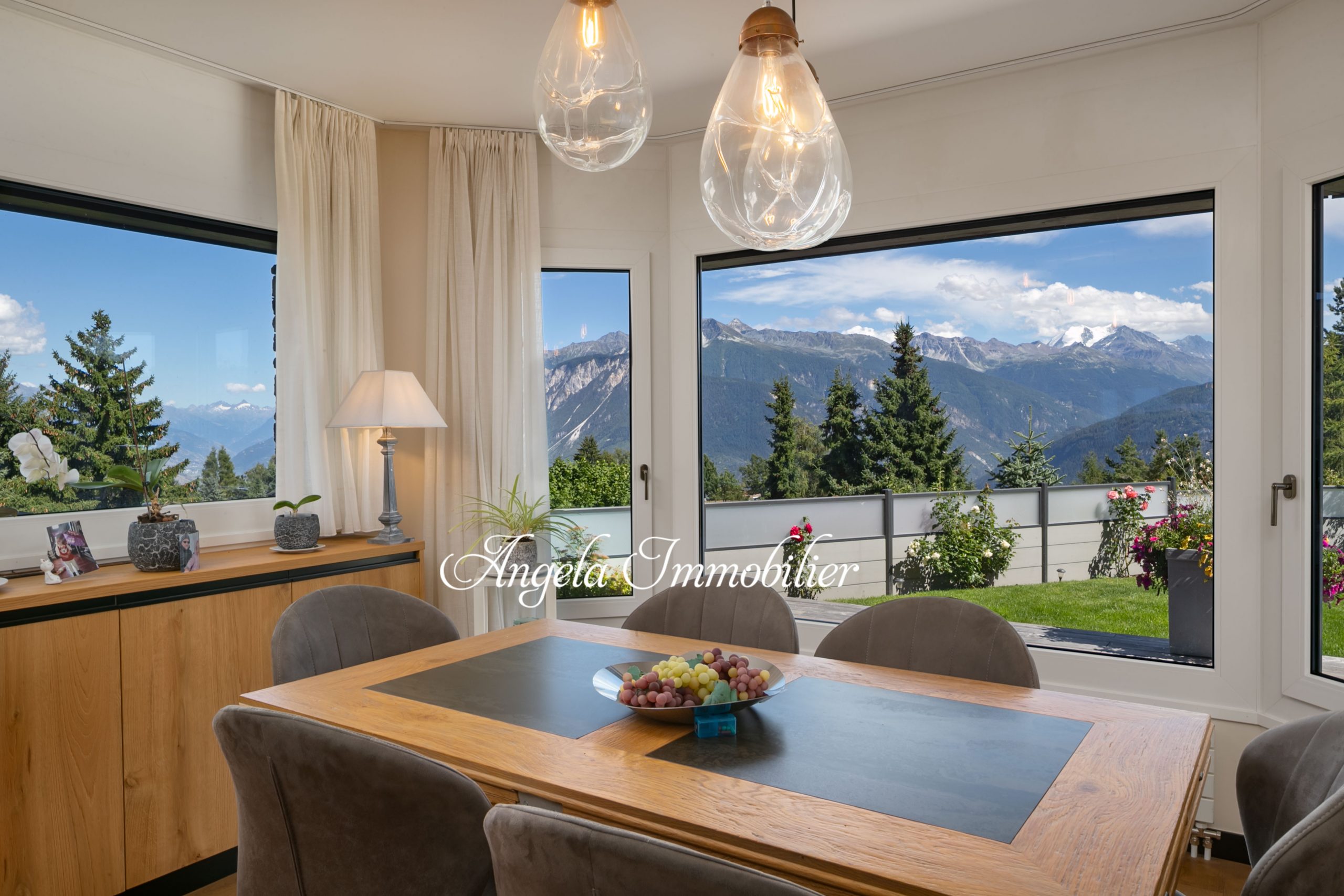 Esszimmer mit Bergblick