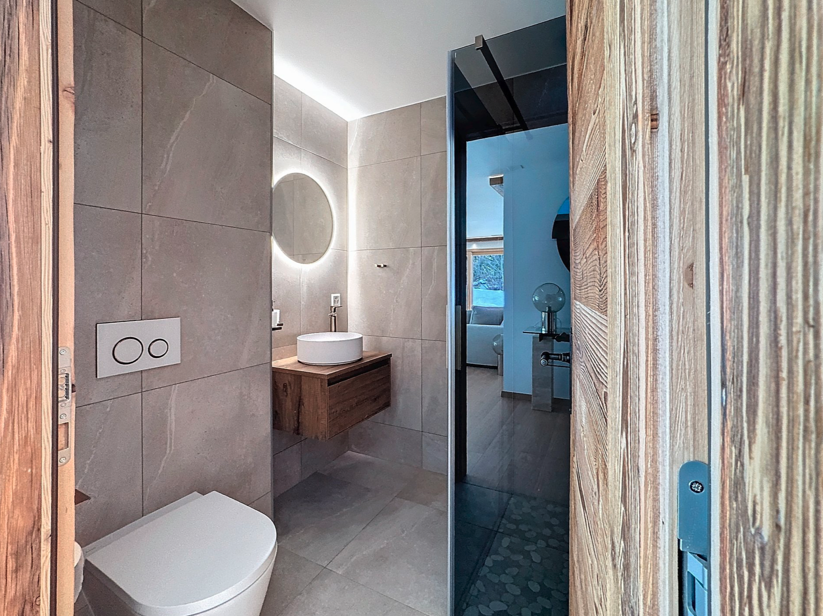 Modernes Gäste-WC mit Natursteinoptik