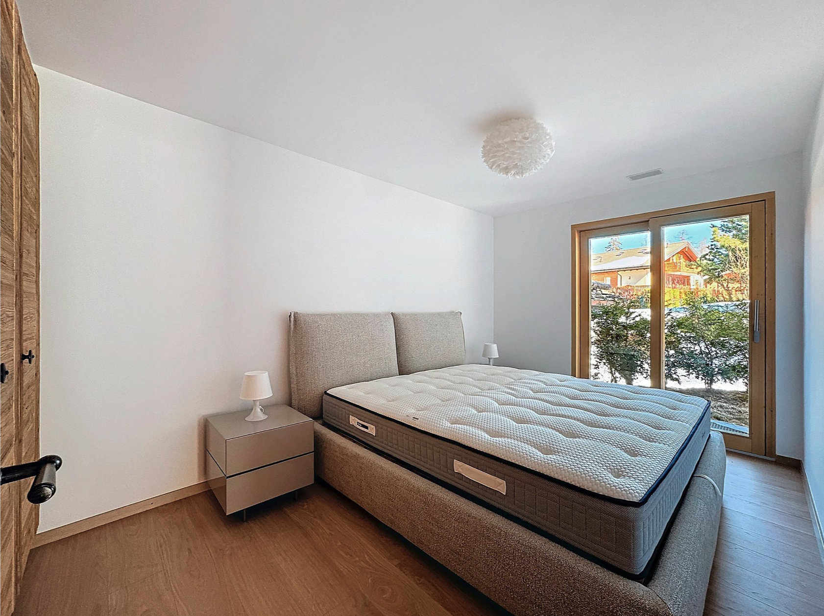 Helles Schlafzimmer mit großem Fenster