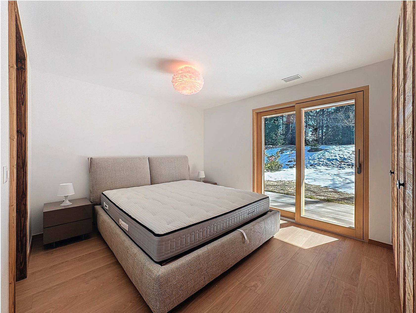 Helles Schlafzimmer mit Terrassentür