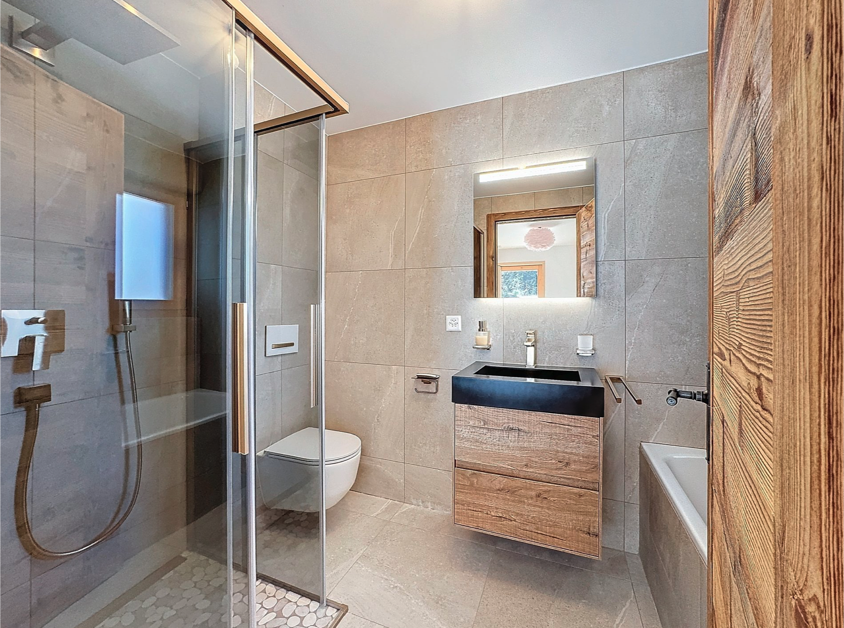 Modernes Bad mit Walk-in-Dusche und Holzwaschtisch