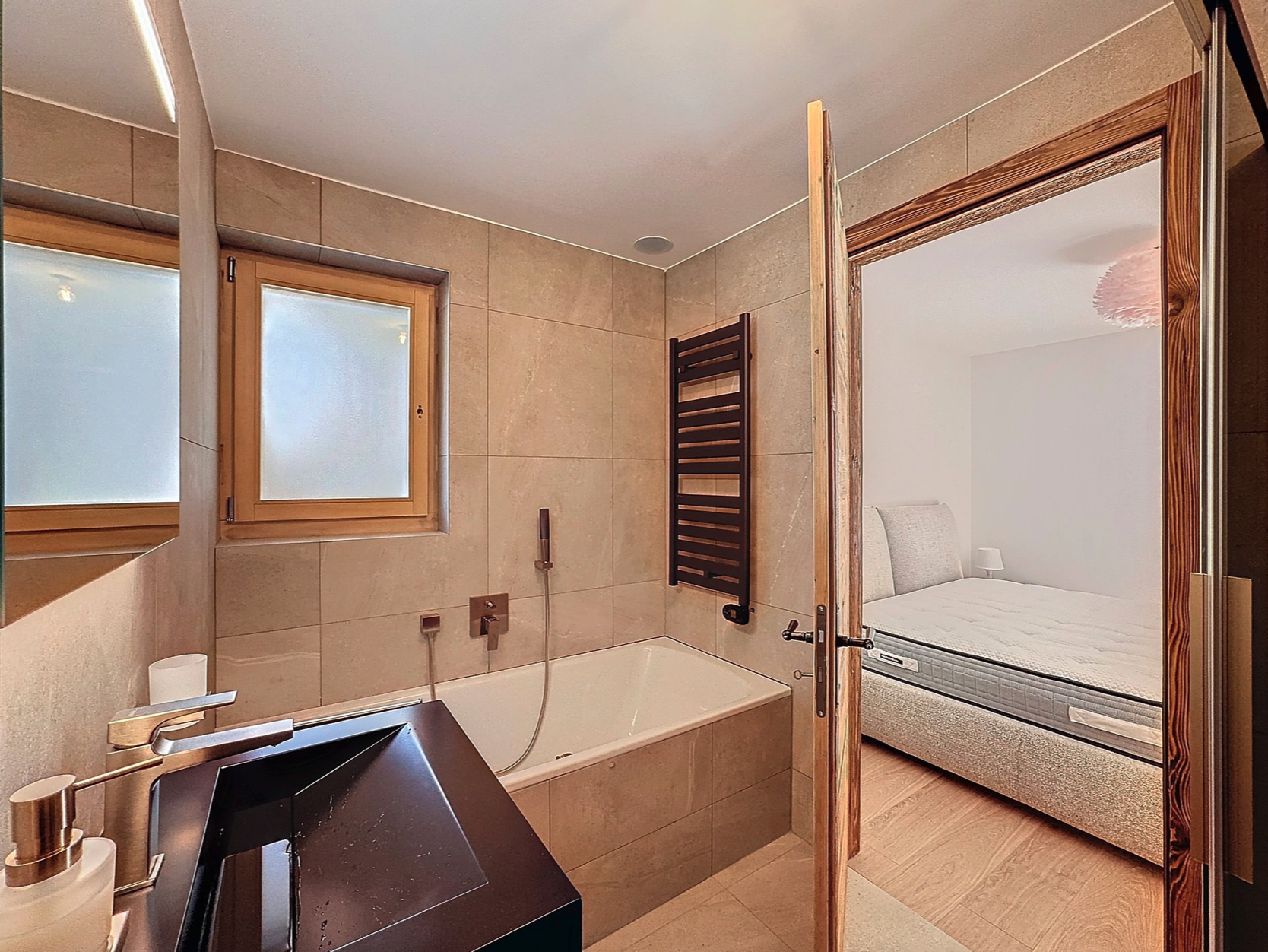 Modernes Badezimmer mit angrenzendem Schlafzimmer
