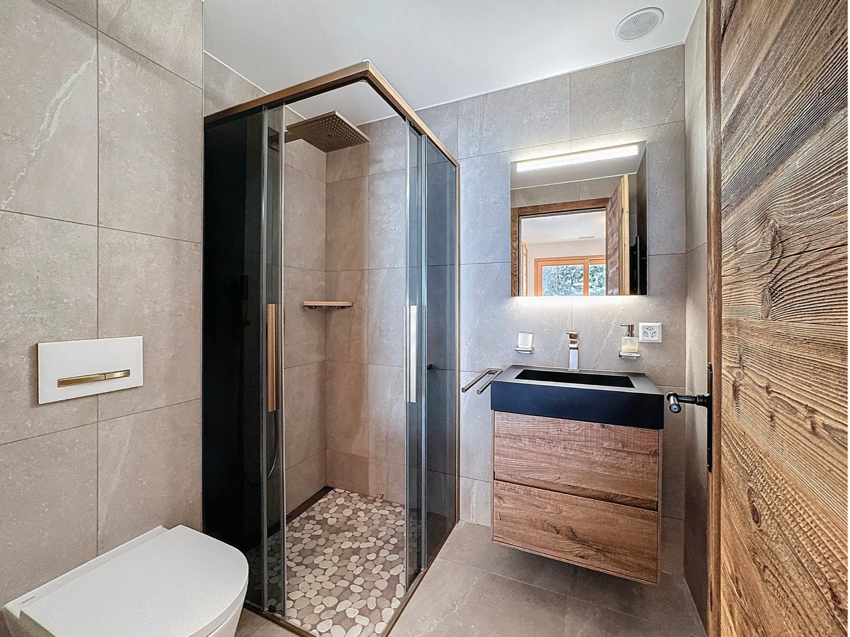 Modernes Badezimmer mit Dusche und Waschtisch