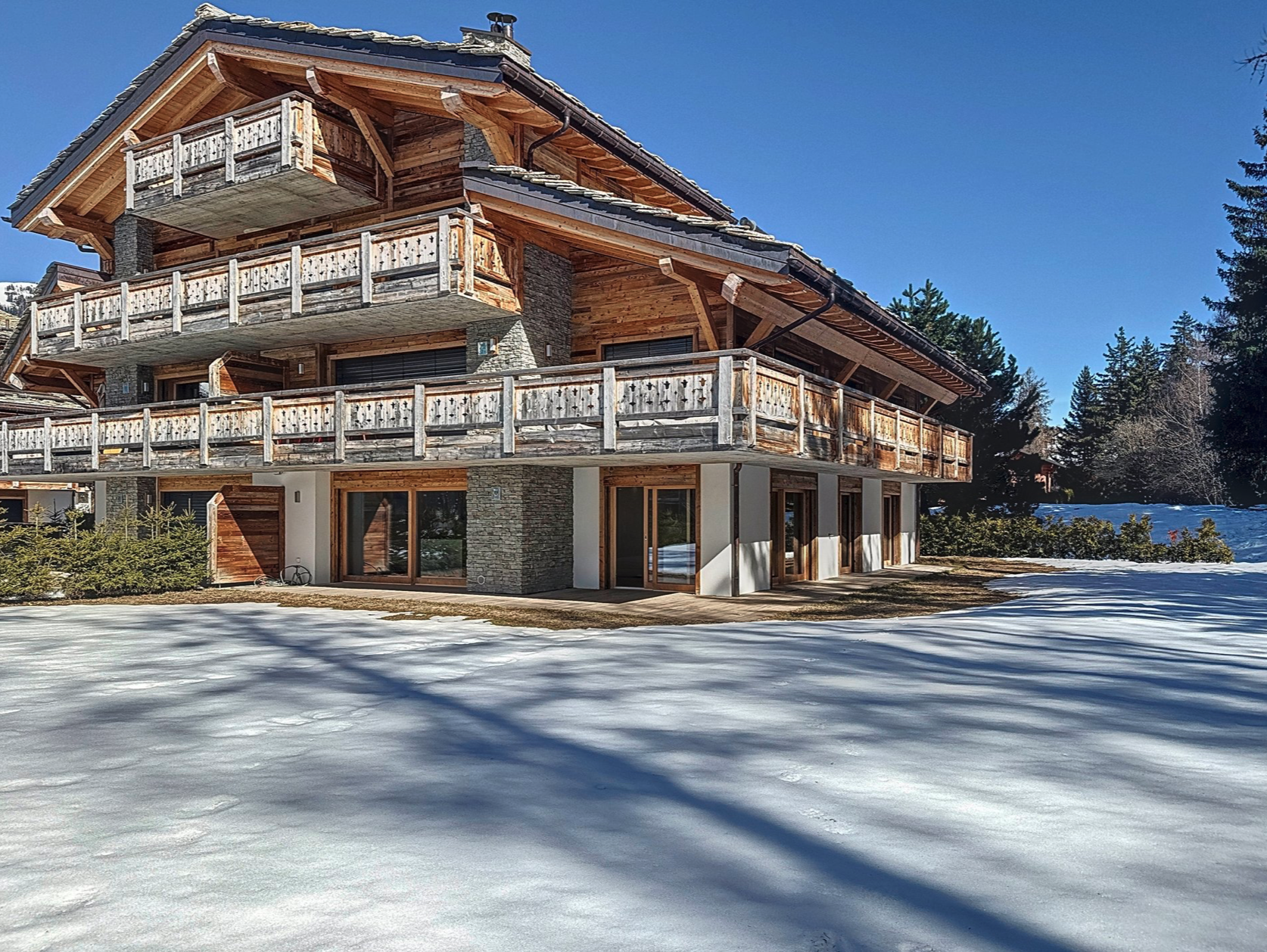 Alpines Chalet im Schnee