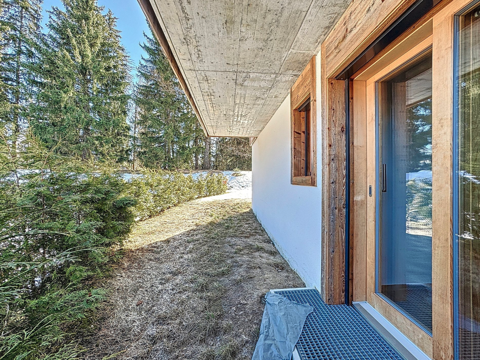 Außenansicht eines modernen Holzhauses am Wald