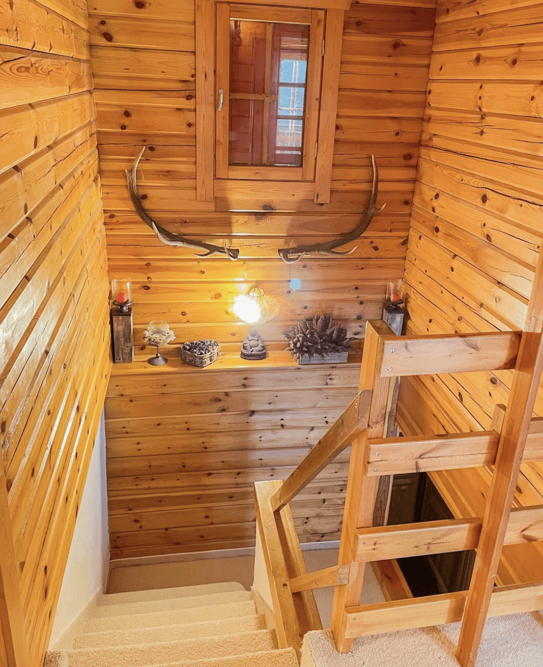 Treppenhaus mit Holzverkleidung