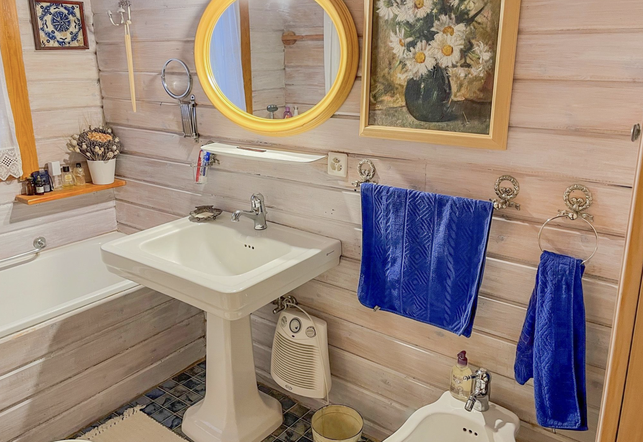 Gemütliches Badezimmer mit Retro-Charme