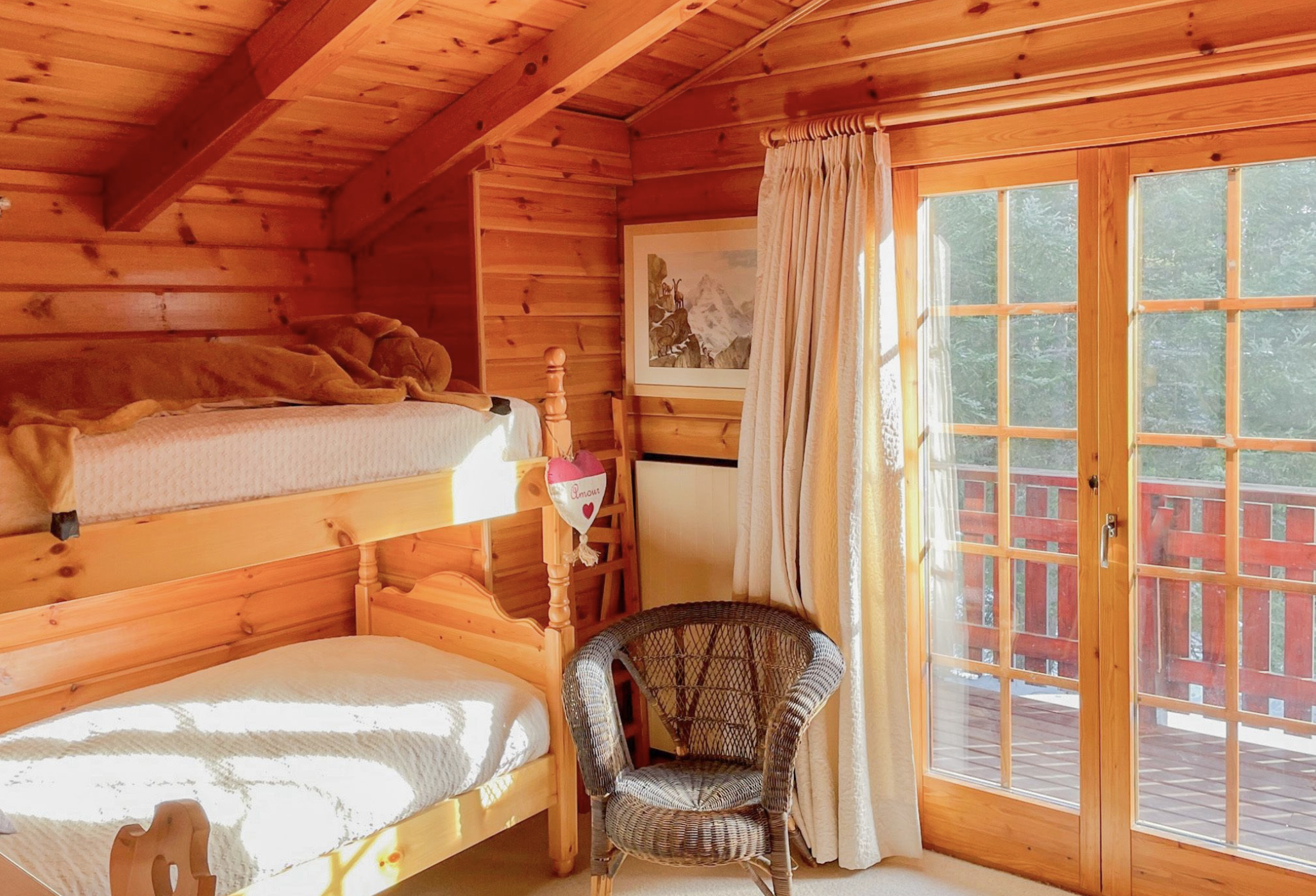 Gemütliches Holzschlafzimmer mit Balkonzugang