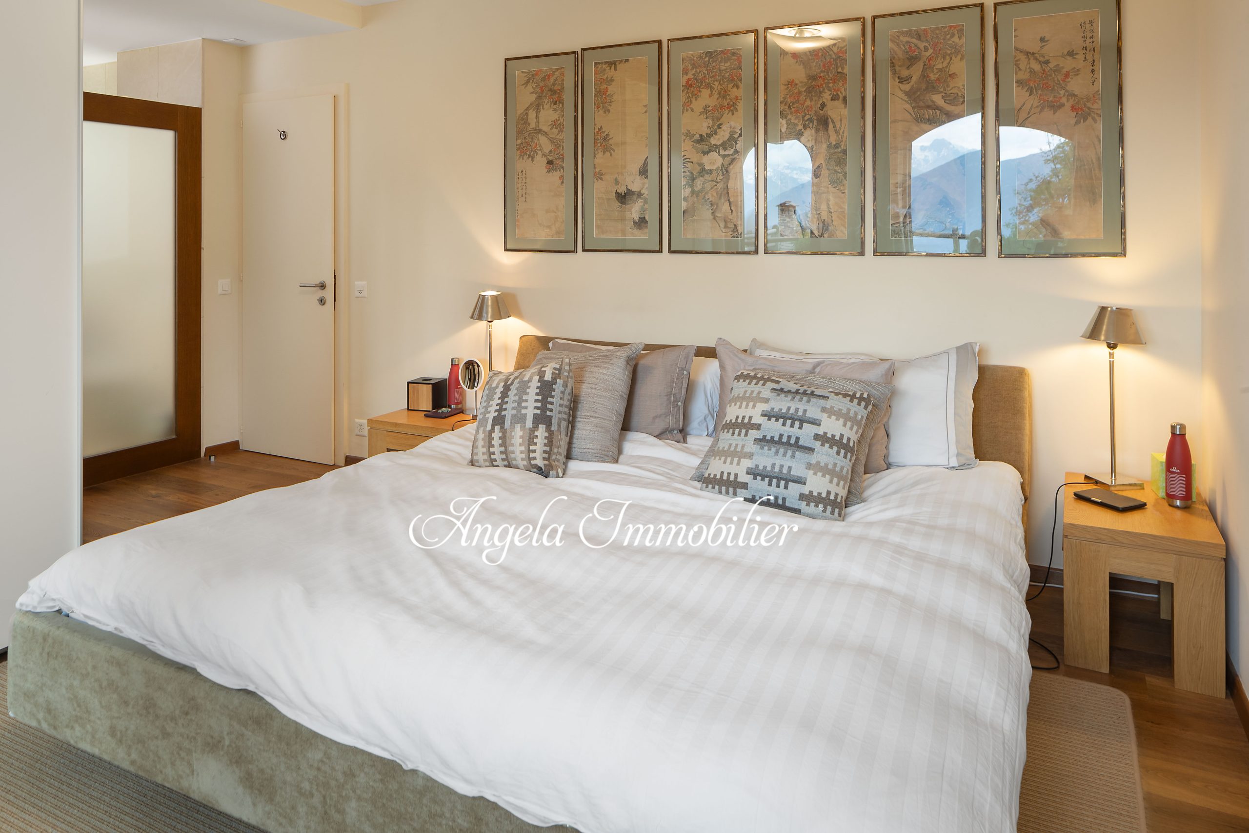 Helles Schlafzimmer mit Doppelbett und Bergblick