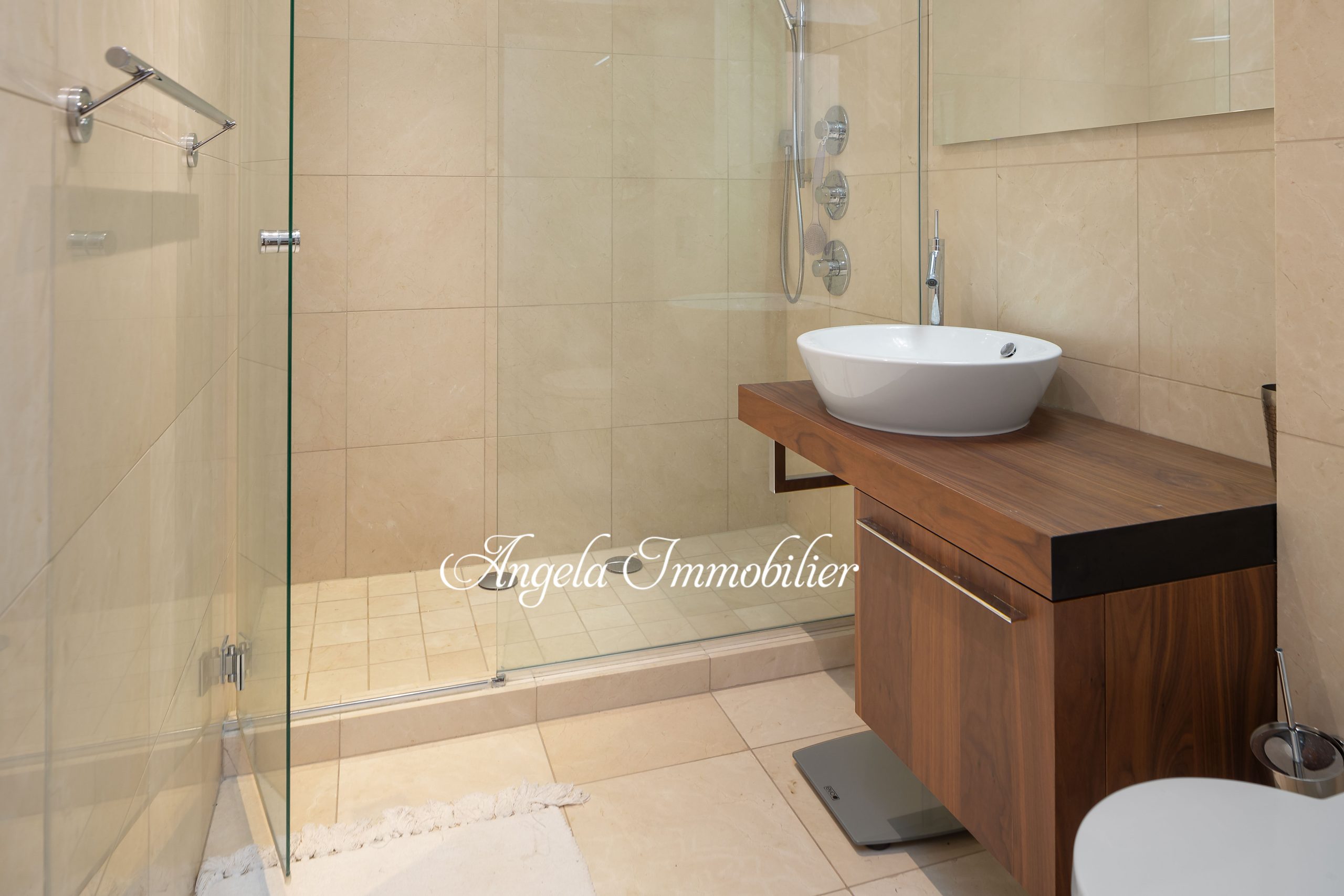 Modernes Badezimmer mit Walk-in-Dusche und Waschtisch