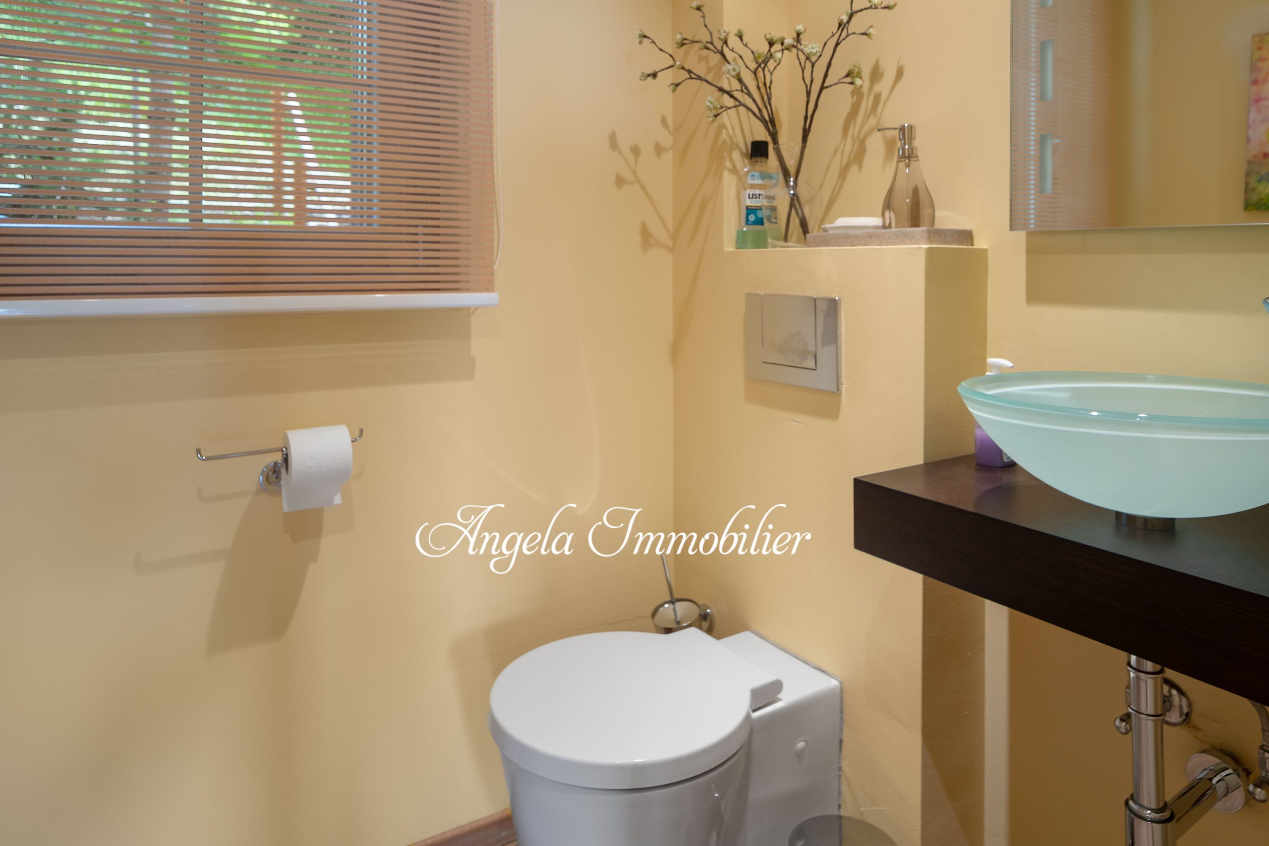 Modernes Gäste-WC mit Naturwaschbecken