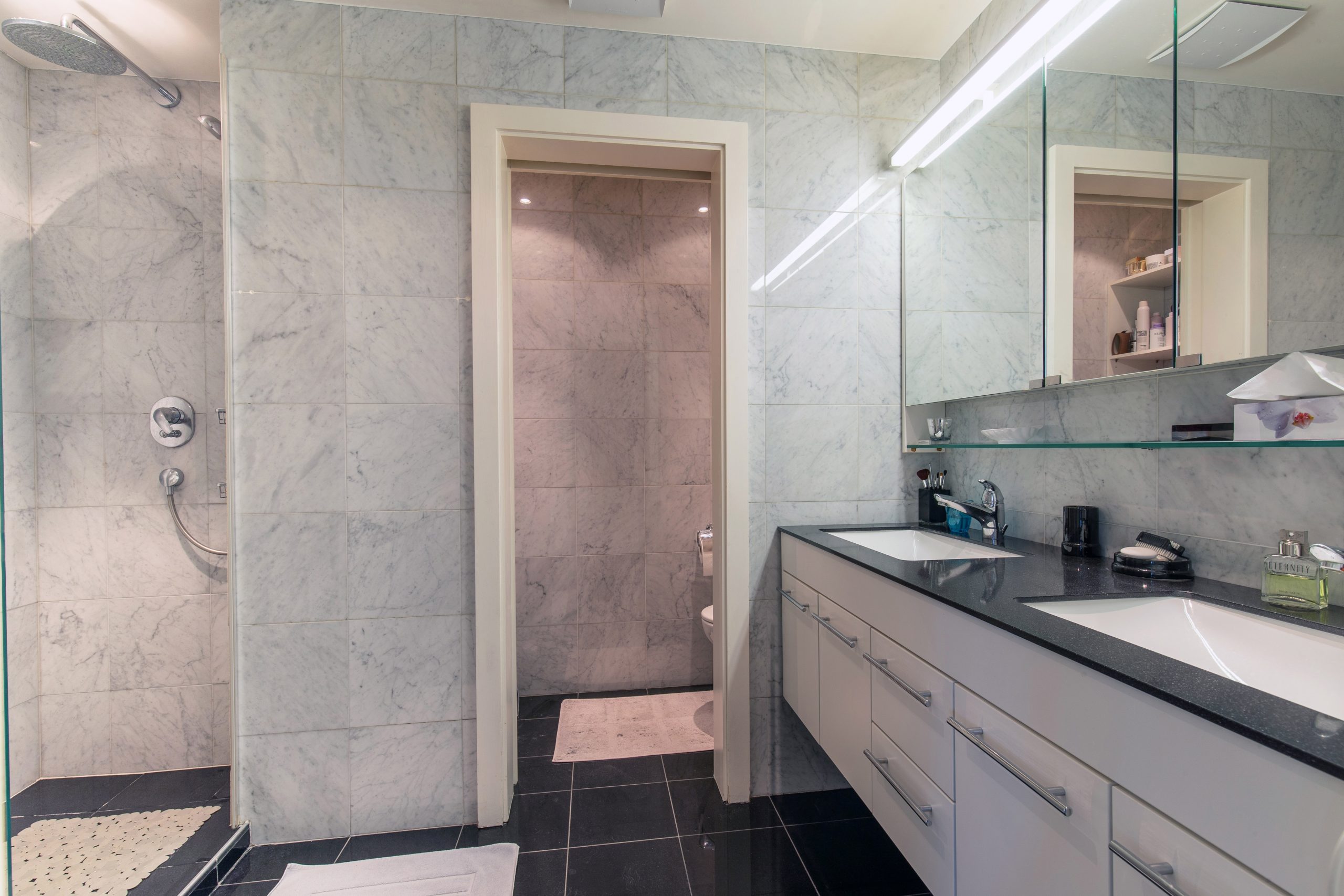 Modernes Badezimmer mit Marmoroptik und Doppelwaschtisch