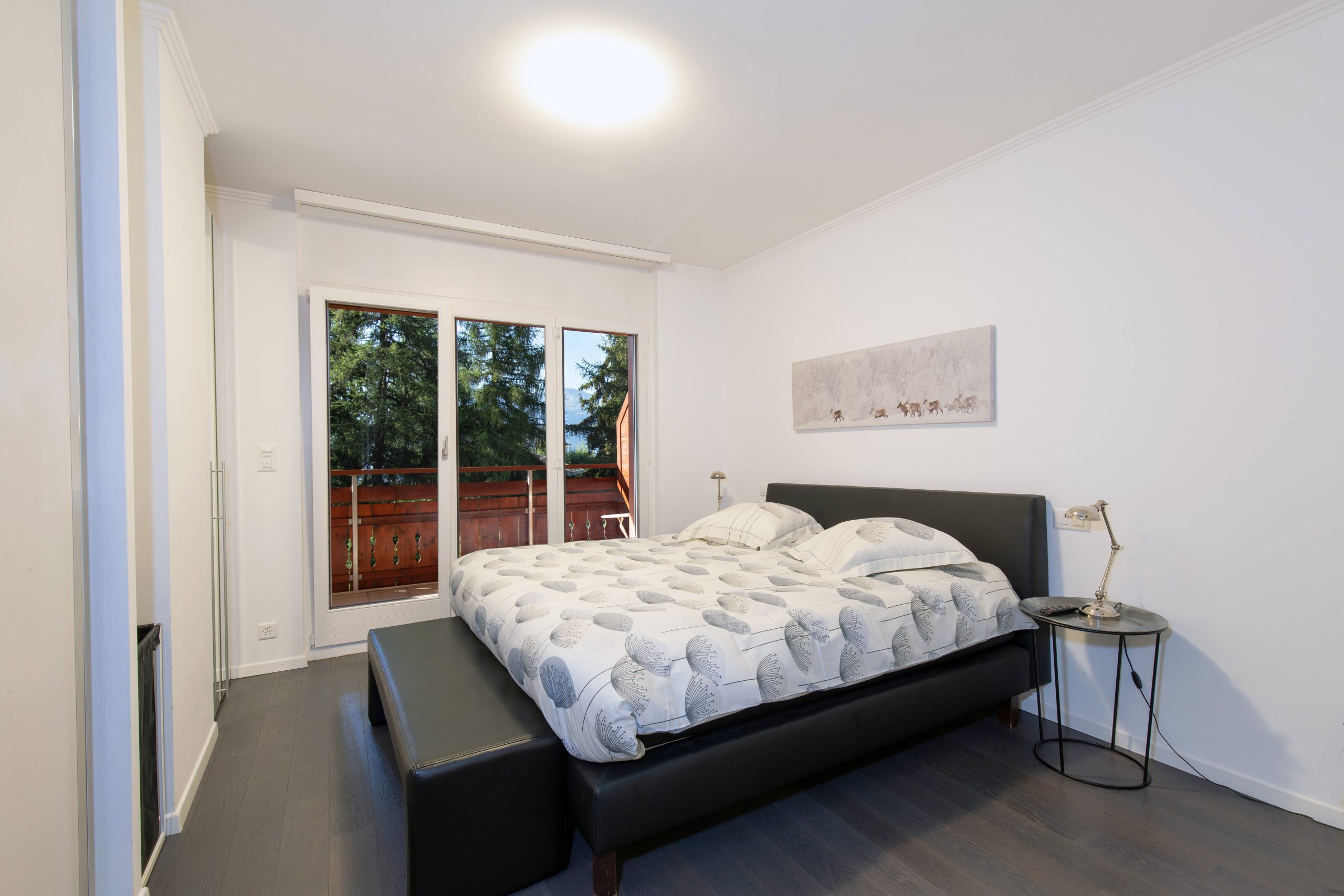 Modernes Schlafzimmer mit Balkonzugang
