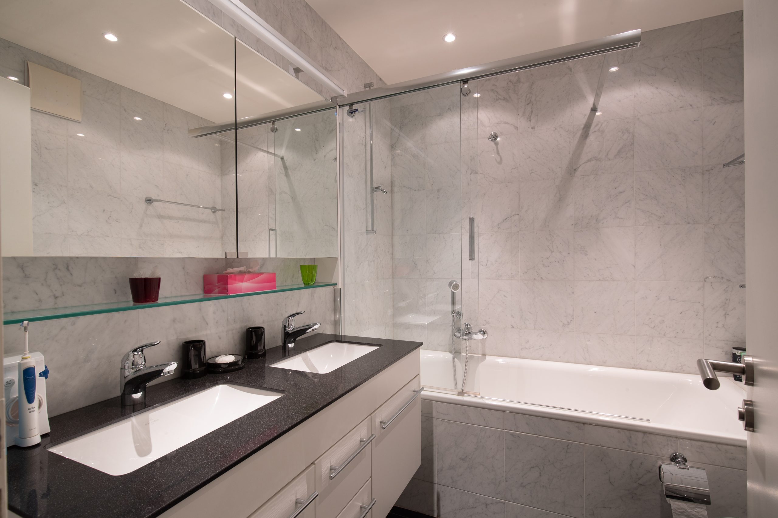 Modernes Badezimmer mit Doppelwaschtisch und Badewanne